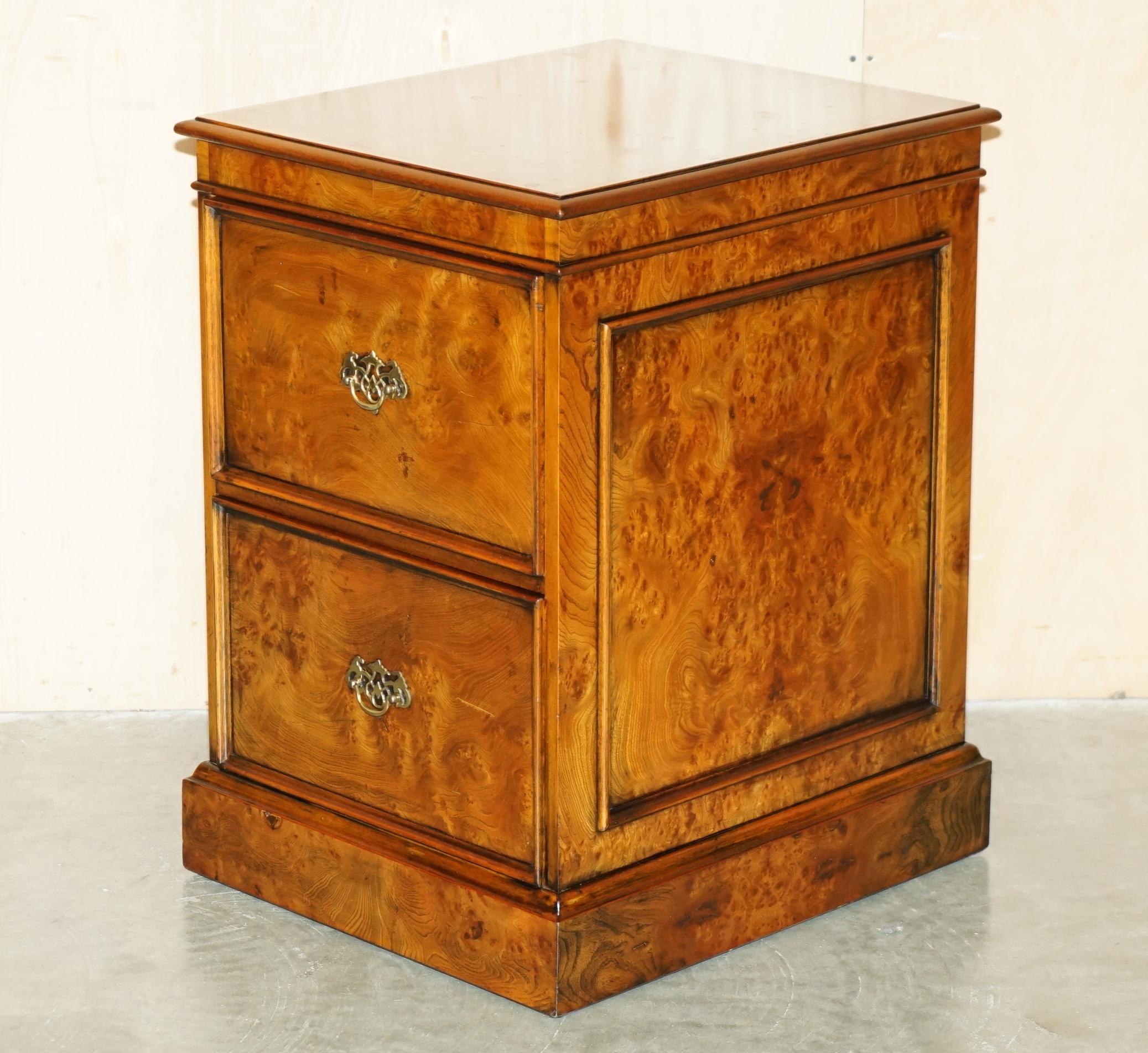 Royal House Antiques

Royal House Antiques freut sich, diesen schönen großen Aktenschrank mit zwei Schubladen aus Gratnussbaum Brights of Nettlebed zum Verkauf anzubieten.

Bitte beachten Sie die Lieferkosten aufgeführt ist nur ein Leitfaden, es