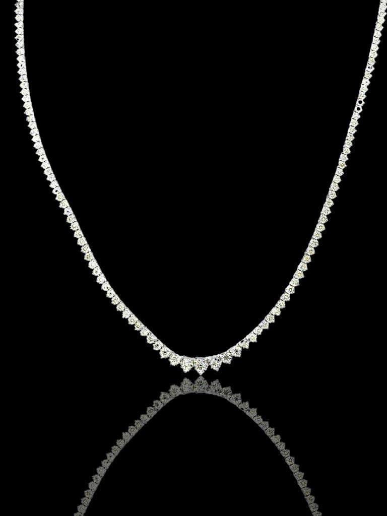 Raffinata collana di diamanti, chiamata anche collana tennis e collana riviera, con esattamente 8,53 carati.  Questa collana misura 17,5 pollici di lunghezza. I diamanti taglio brillante della terra sono leggermente graduati.  dal più grande, 0,25