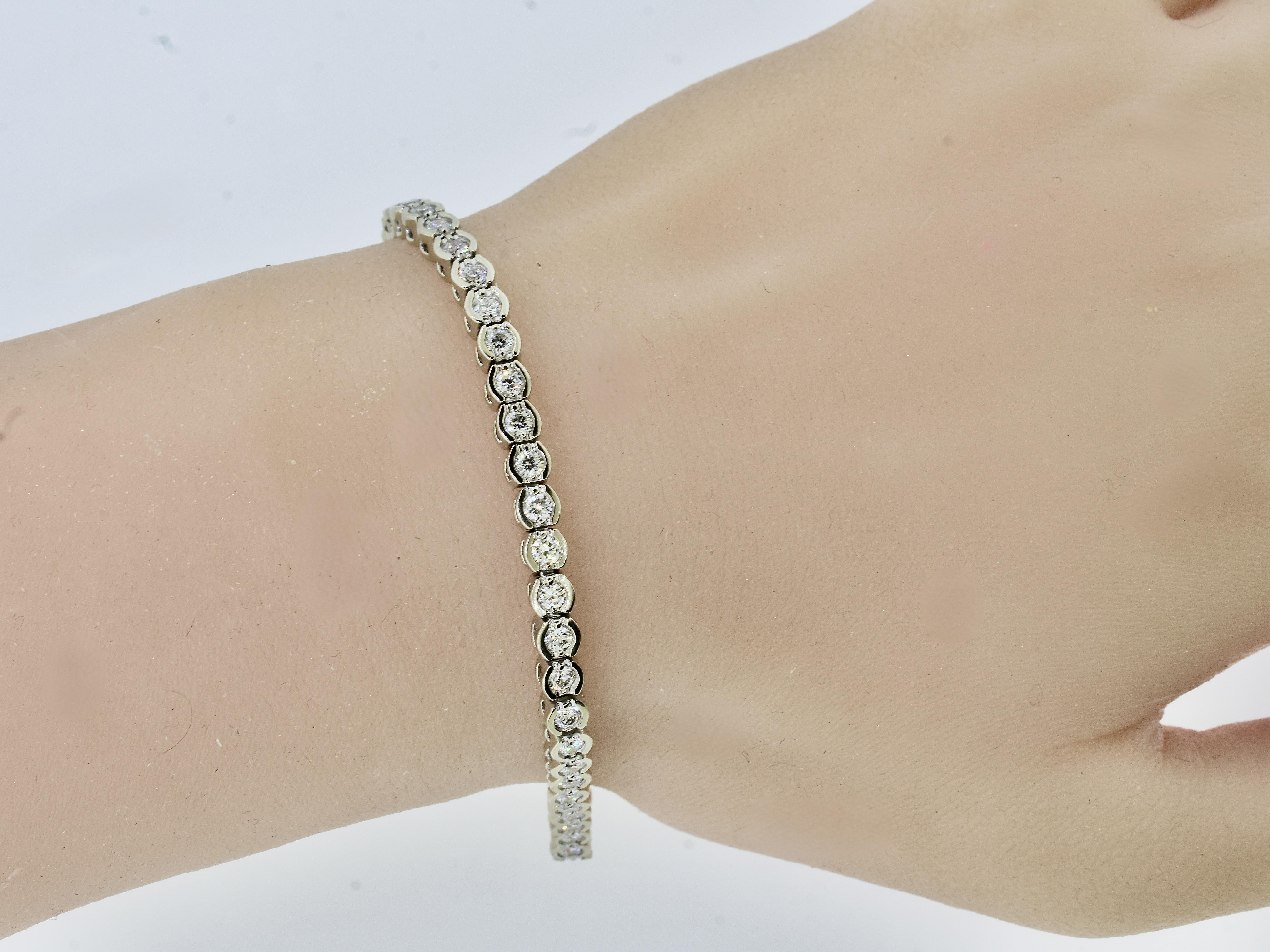 Armband mit weißem Brillantschliff und Weißgold Contemporary im Zustand „Hervorragend“ im Angebot in Aspen, CO