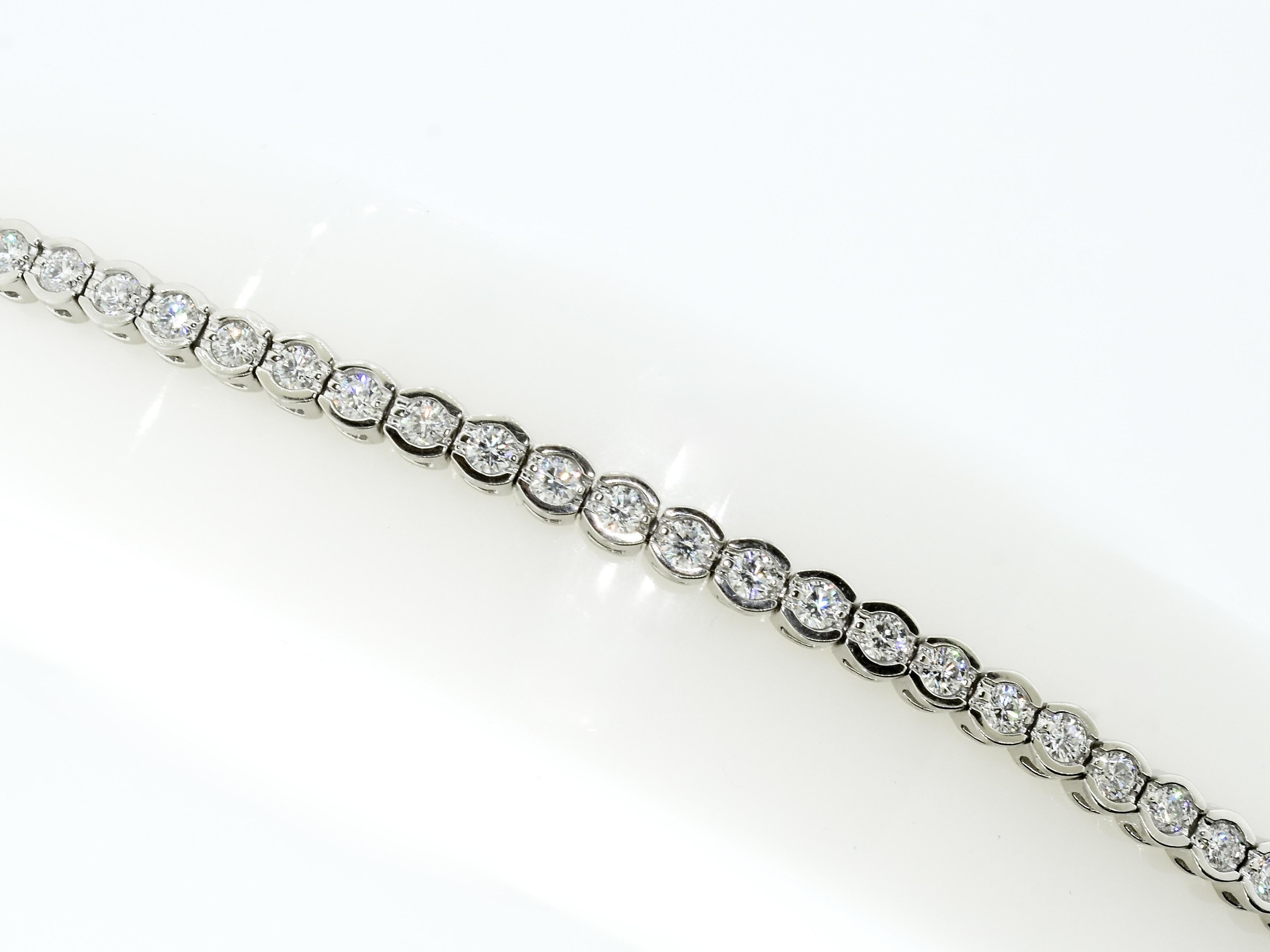 Armband mit weißem Brillantschliff und Weißgold Contemporary im Angebot 1