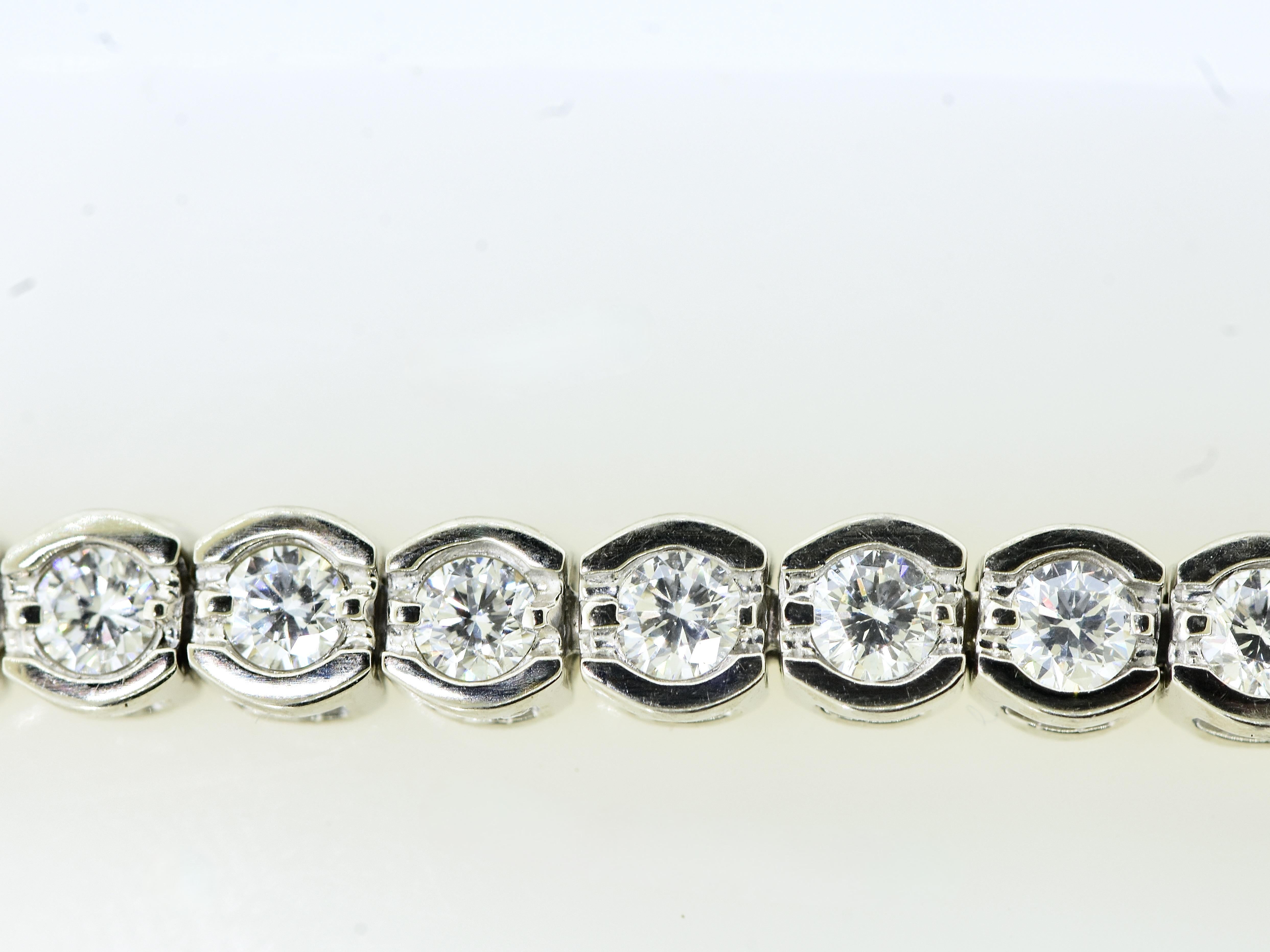 Armband mit weißem Brillantschliff und Weißgold Contemporary im Angebot 2