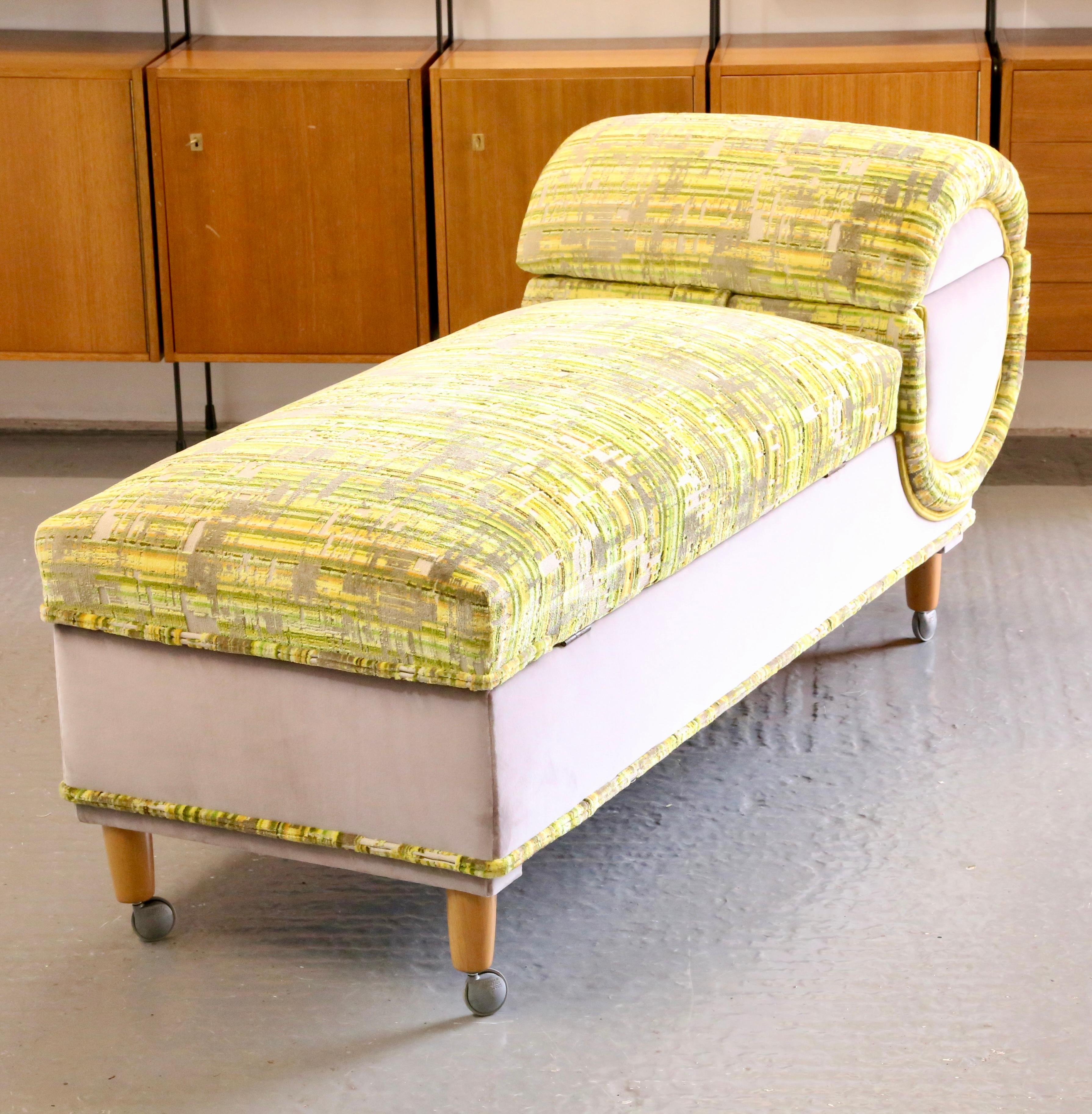 Britannique Belle banquette de repos britannique du milieu du siècle dernier avec Osbourne et petit tissu de Reylon en vente