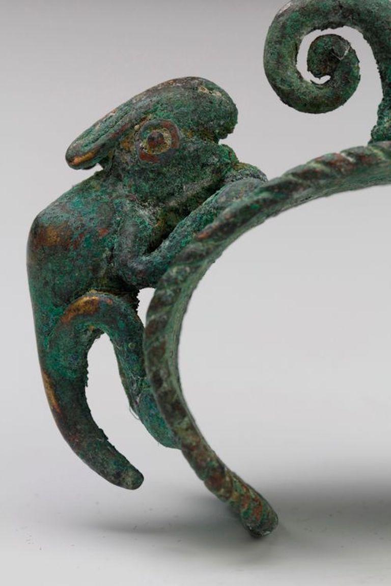 Brazalete de bronce fino con dos animales. Burkina Faso/Ghana siglo XX en venta