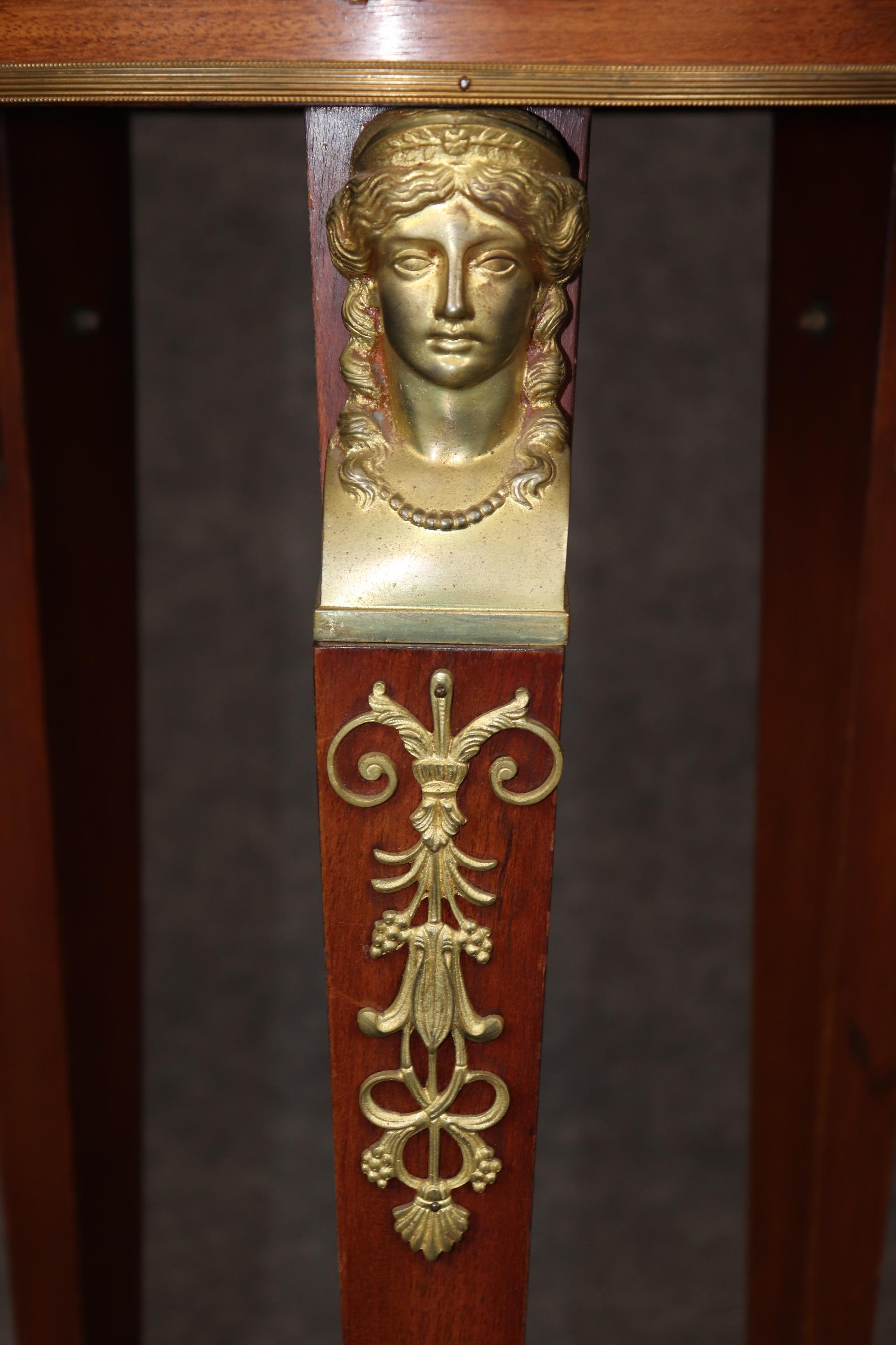 
Si tratta di uno splendido piedistallo, estremamente ben fatto, con marmo verde Greene & Greene sulla parte superiore e un bellissimo set di cariatidi in bronzo, molto naturalistico, sui terminali. La cornice in noce è assolutamente splendida e la