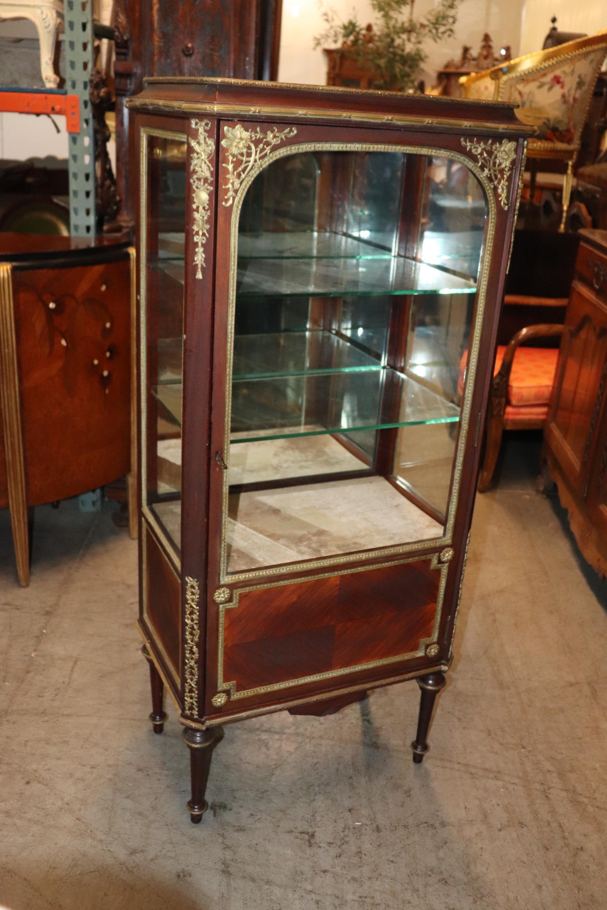 Fine Bronze Mounted French Louis XVI Style Mahogany Glass Shelved Vitrine In Good Condition In Swedesboro, NJ