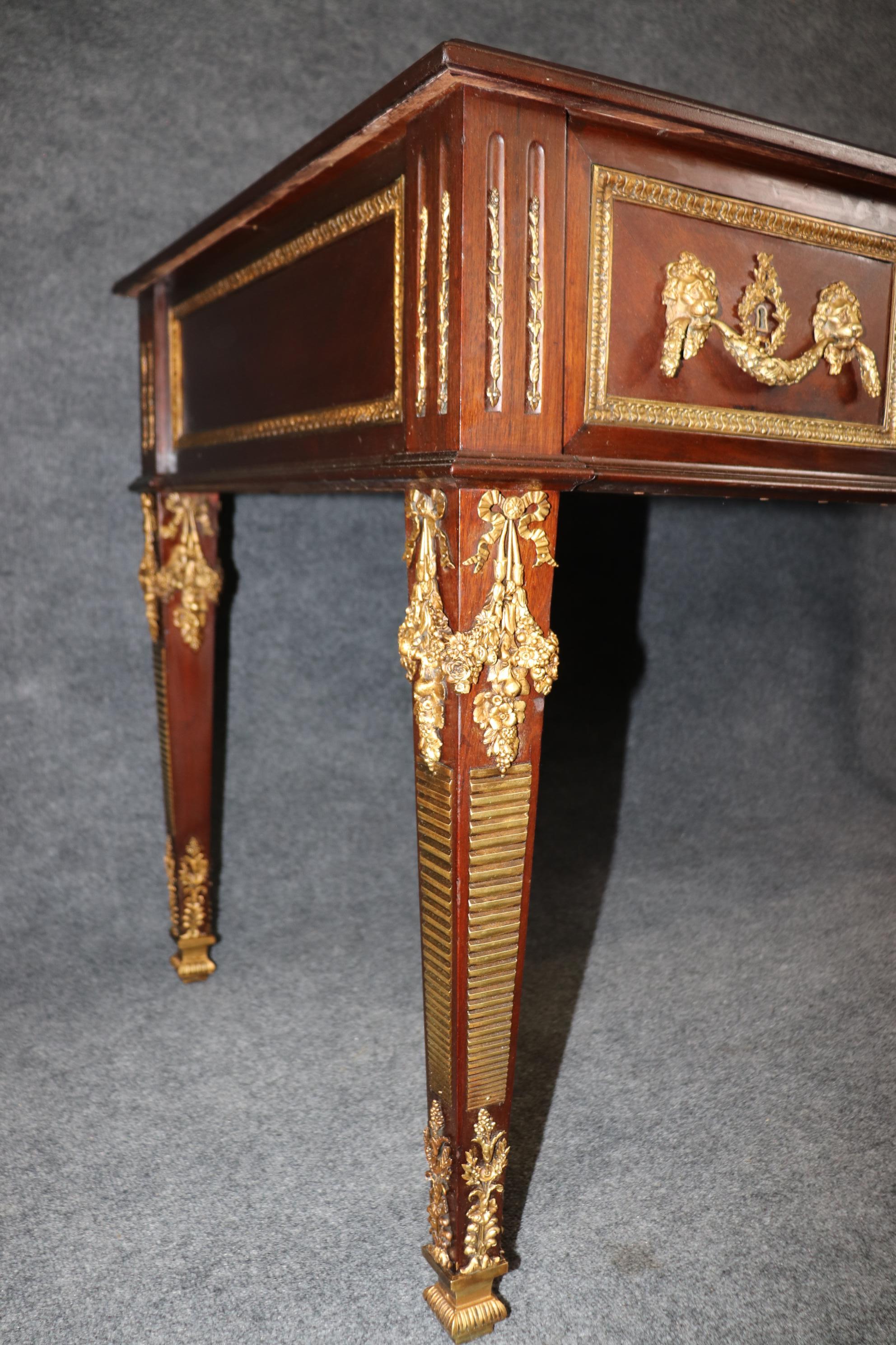 Scrivania francese in stile Luigi XVI con testa di leone montata in bronzo A Link in vendita 5