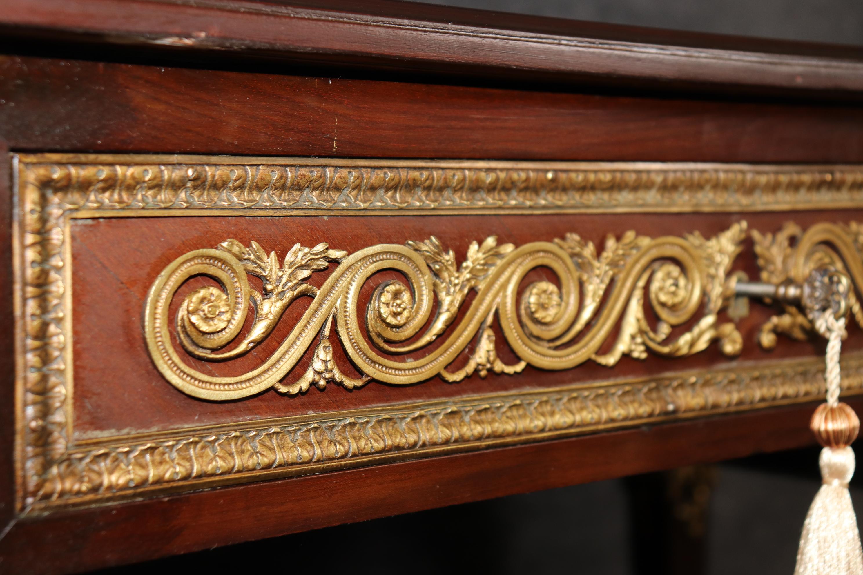 Scrivania francese in stile Luigi XVI con testa di leone montata in bronzo A Link in vendita 7