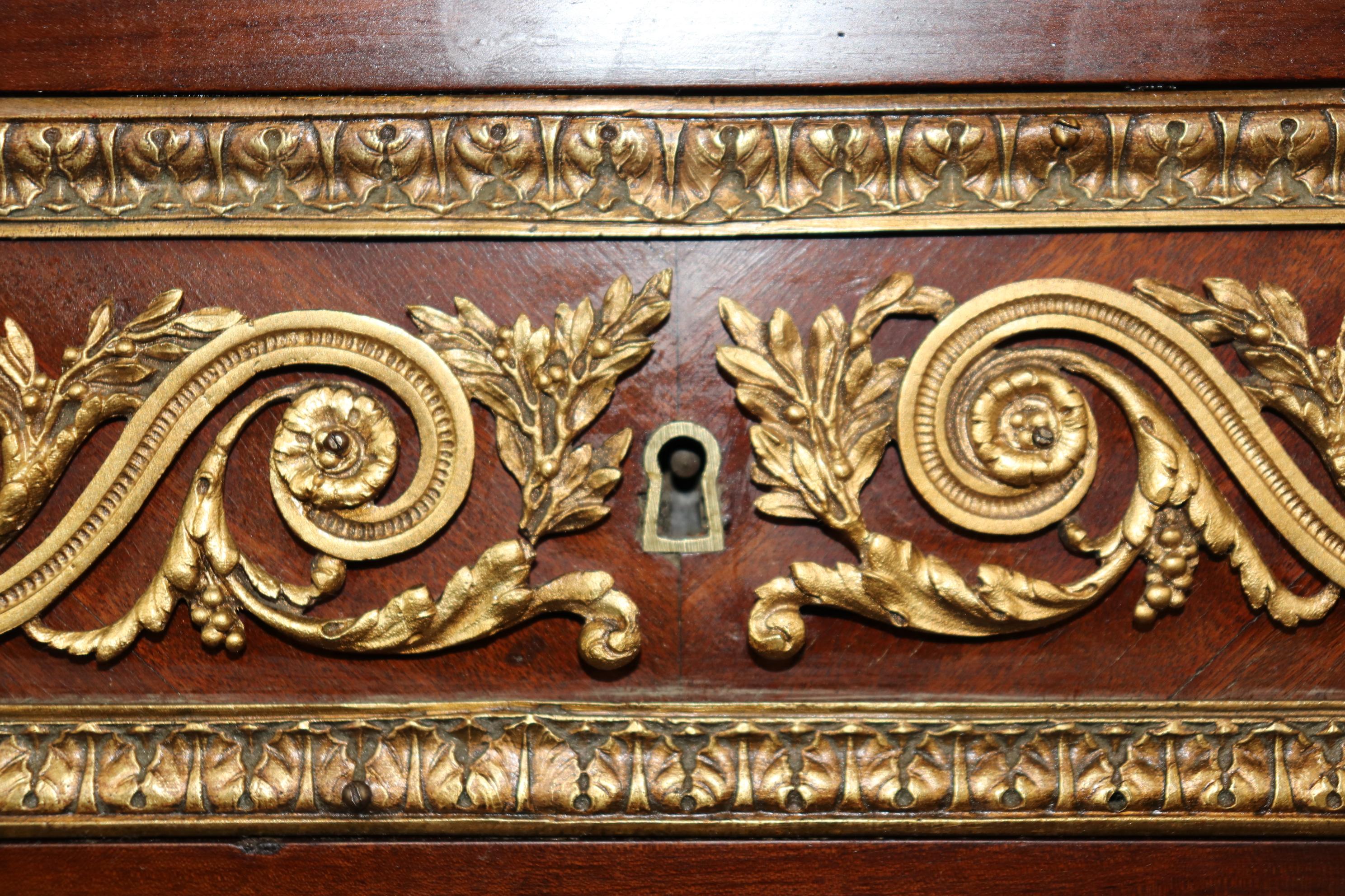 Scrivania francese in stile Luigi XVI con testa di leone montata in bronzo A Link in vendita 8