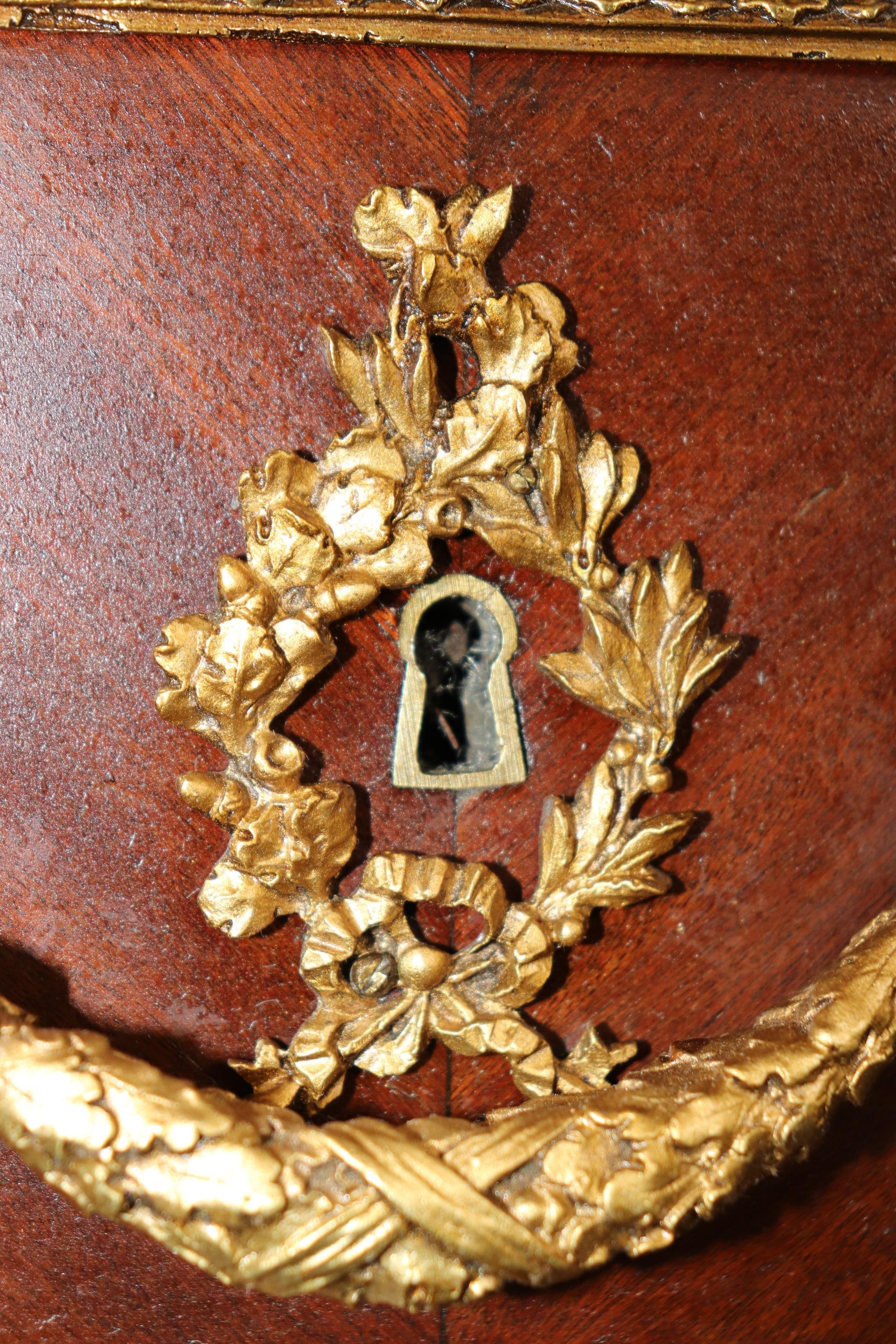 Scrivania francese in stile Luigi XVI con testa di leone montata in bronzo A Link in vendita 9