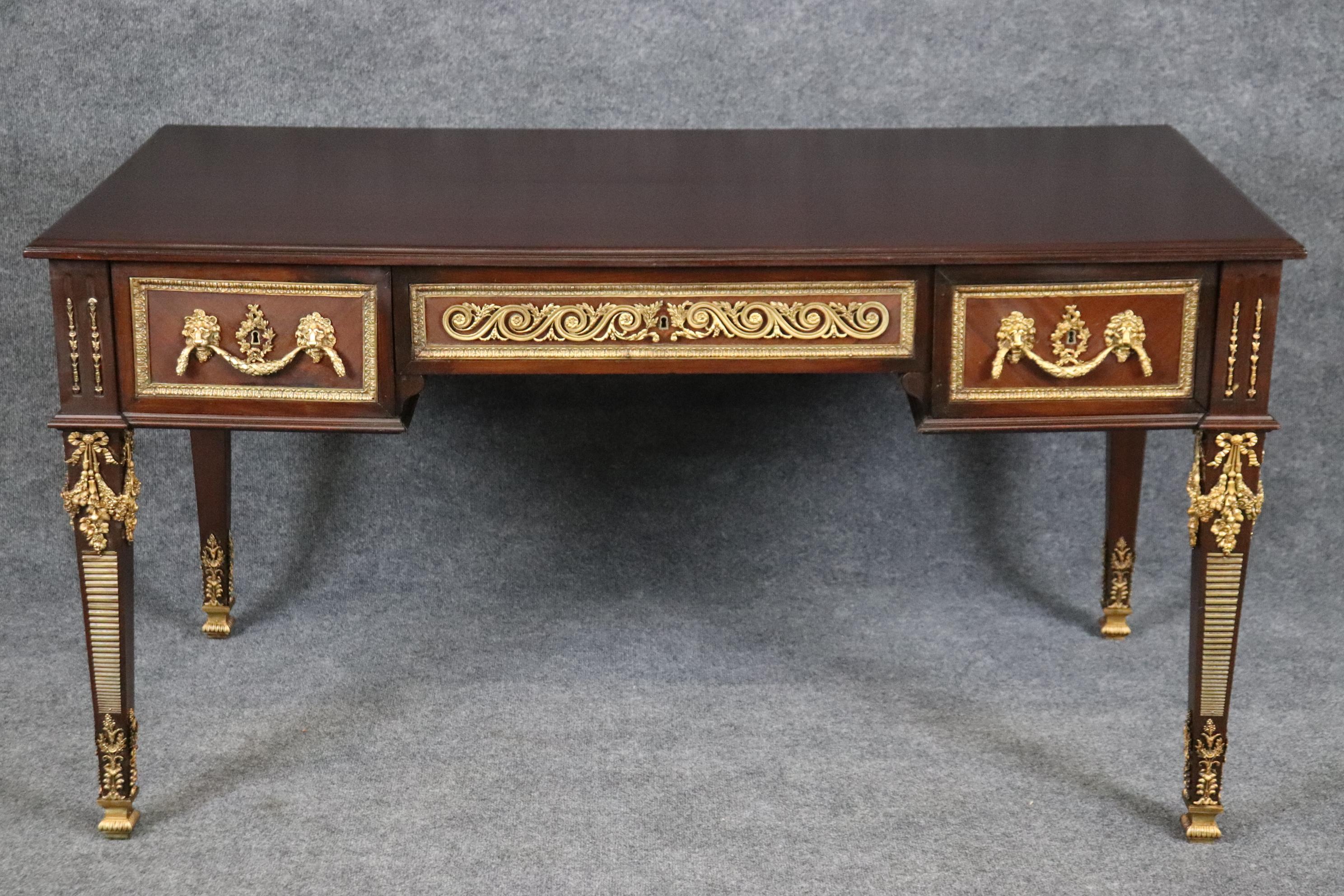 Scrivania francese in stile Luigi XVI con testa di leone montata in bronzo A Link in vendita 1
