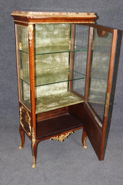 Pregevole Vitrina francese Louis XV montata su bronzo e dipinta a Vernis Martin