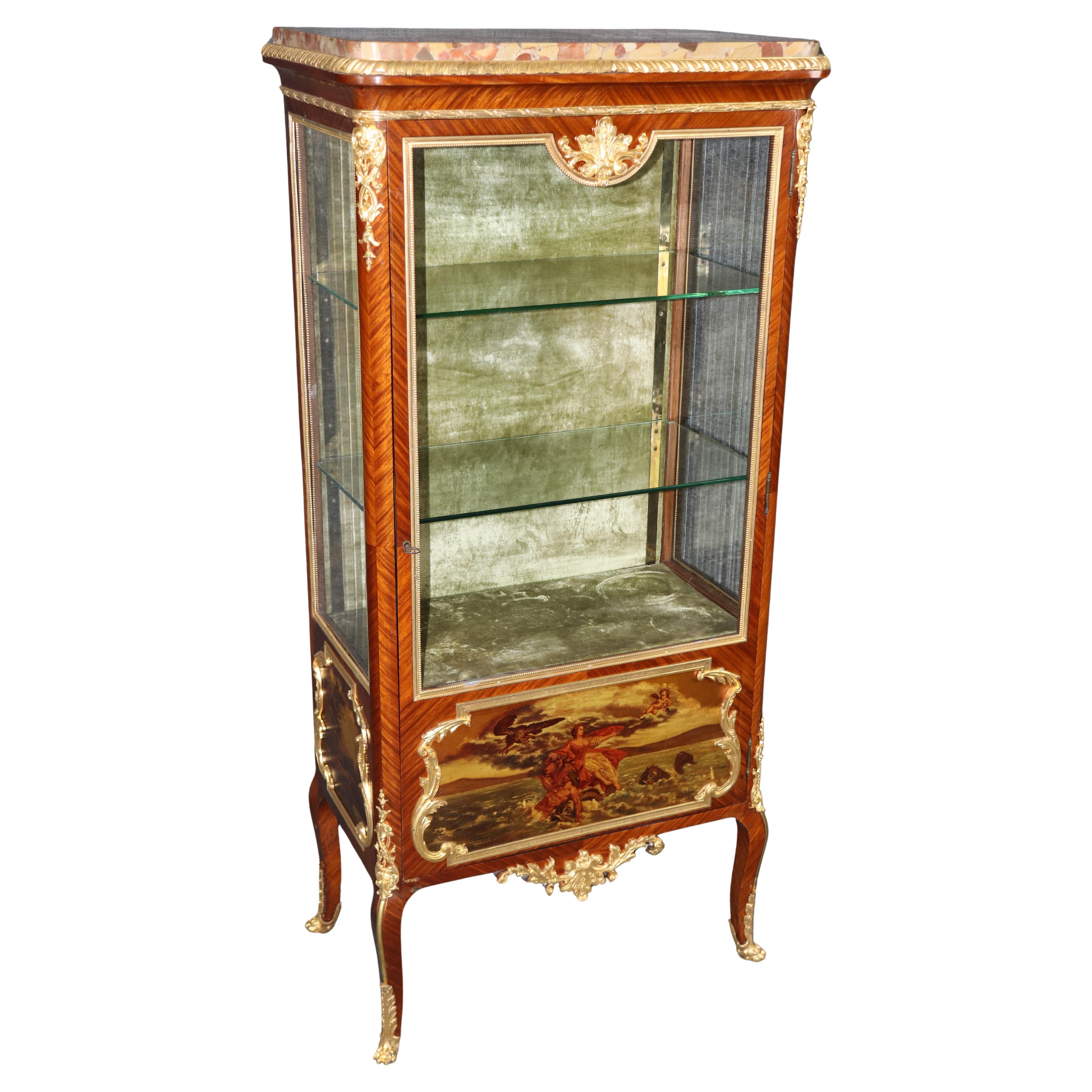 Vitrina fina francesa Luis XV pintada en Vernis Martin y montada en bronce en venta