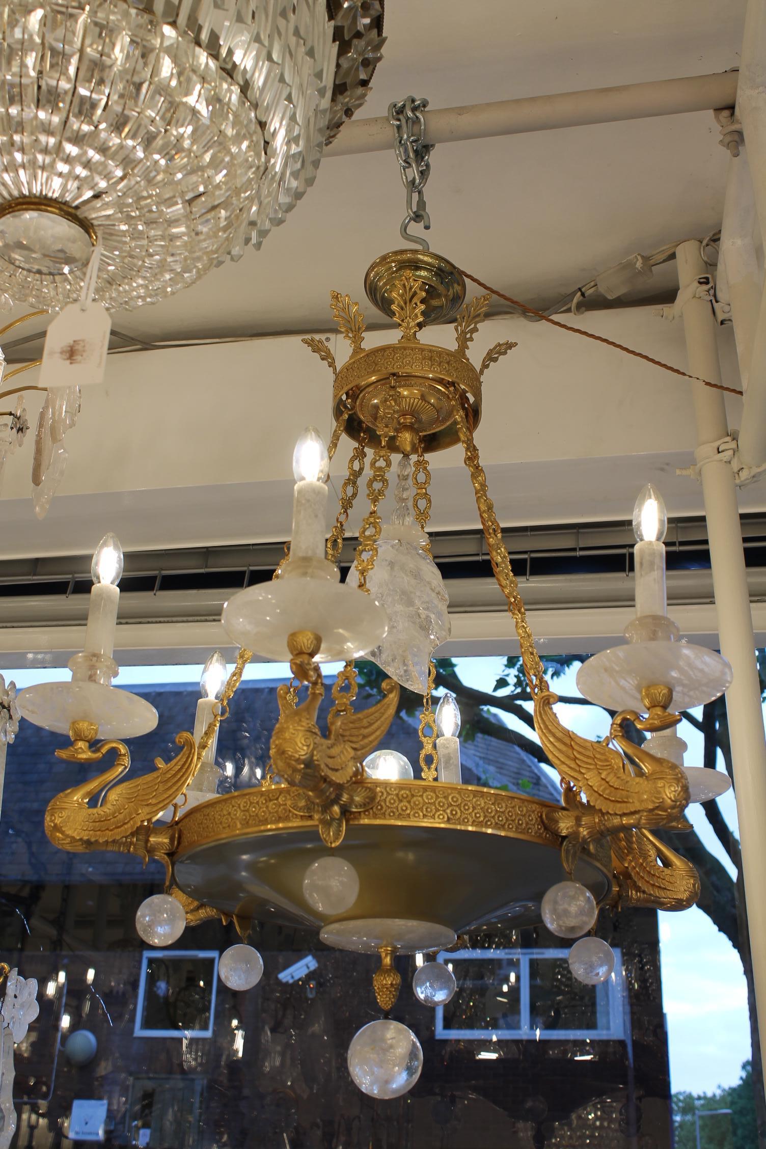 Francese Lampadario stile impero Swan in bronzo e cristallo di rocca con 10 luci in vendita