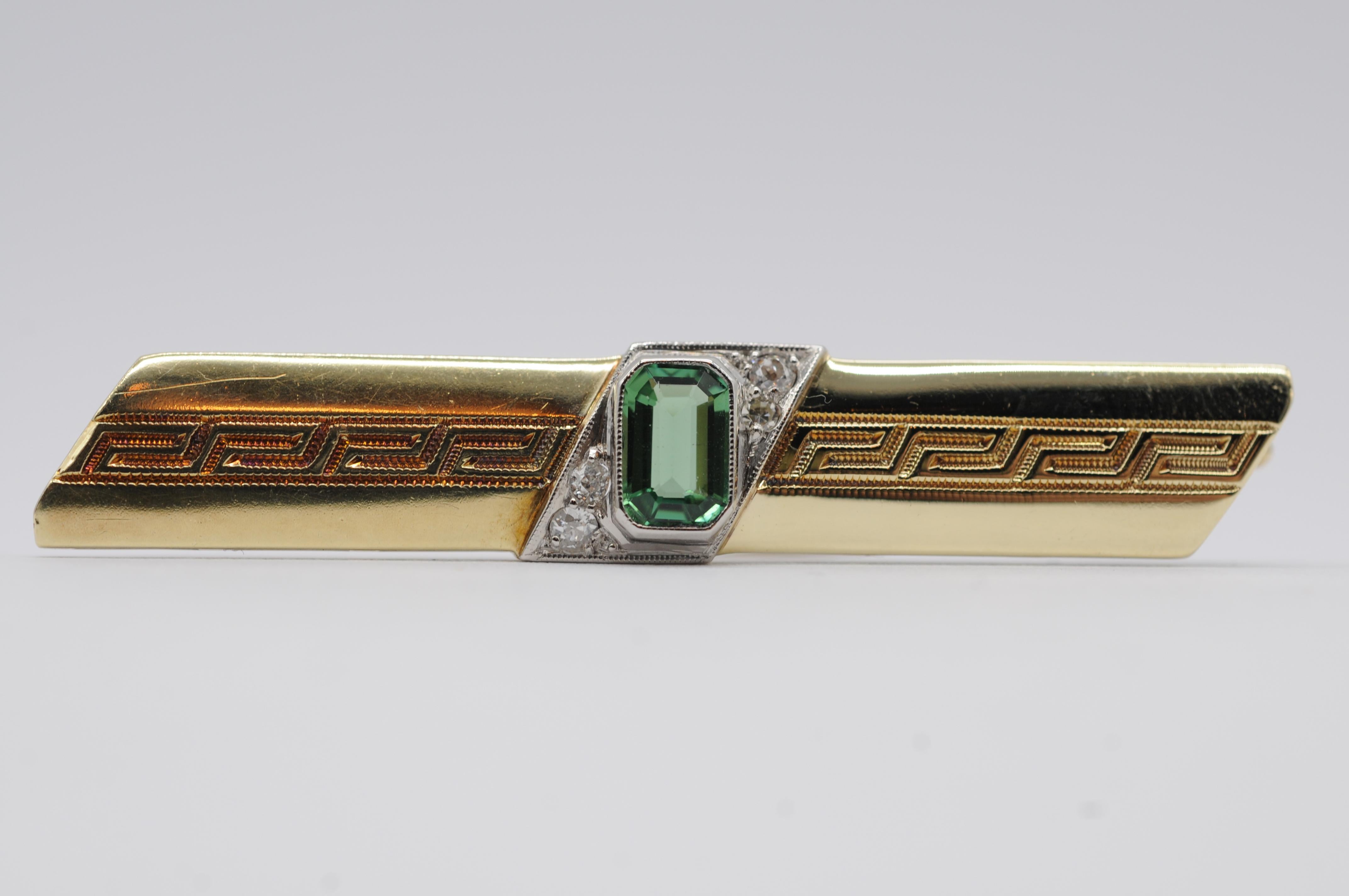 Aesthetic Movement Fine brooch with tourmaline and diamonds in 14k yellow gold For Sale