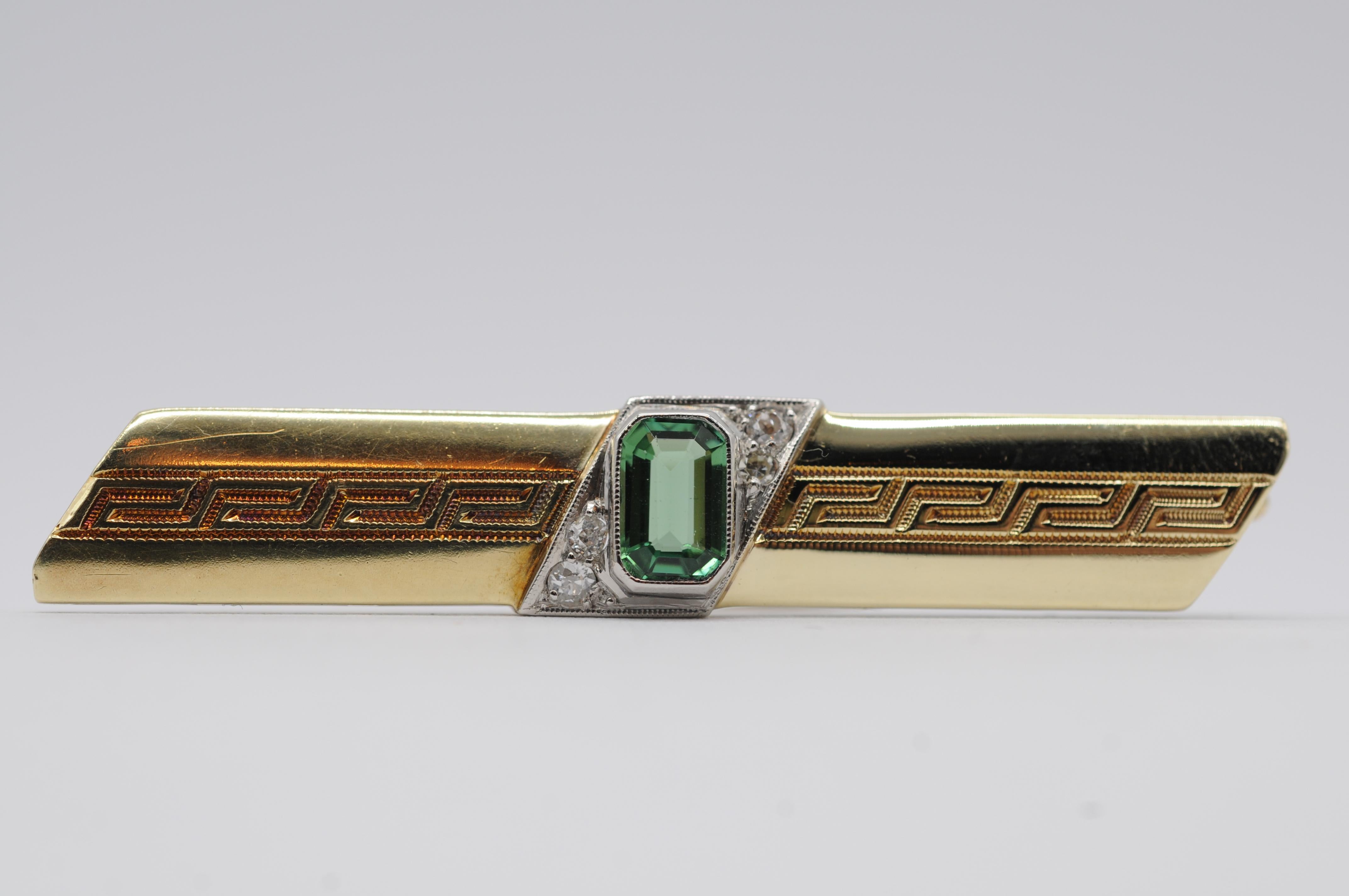 Mixed Cut Fine brooch with tourmaline and diamonds in 14k yellow gold For Sale