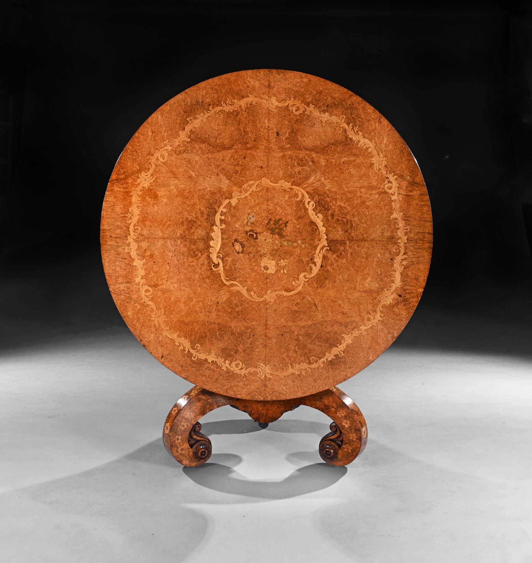 Table centrale en loupe d'amboyna et marqueterie attribuée à George Blake and Co et probablement revendue par Edward Holmes Baldock

Anglais London made Circa 1845.
 
Une table exceptionnelle aux couleurs magnifiques, utilisant les placages
