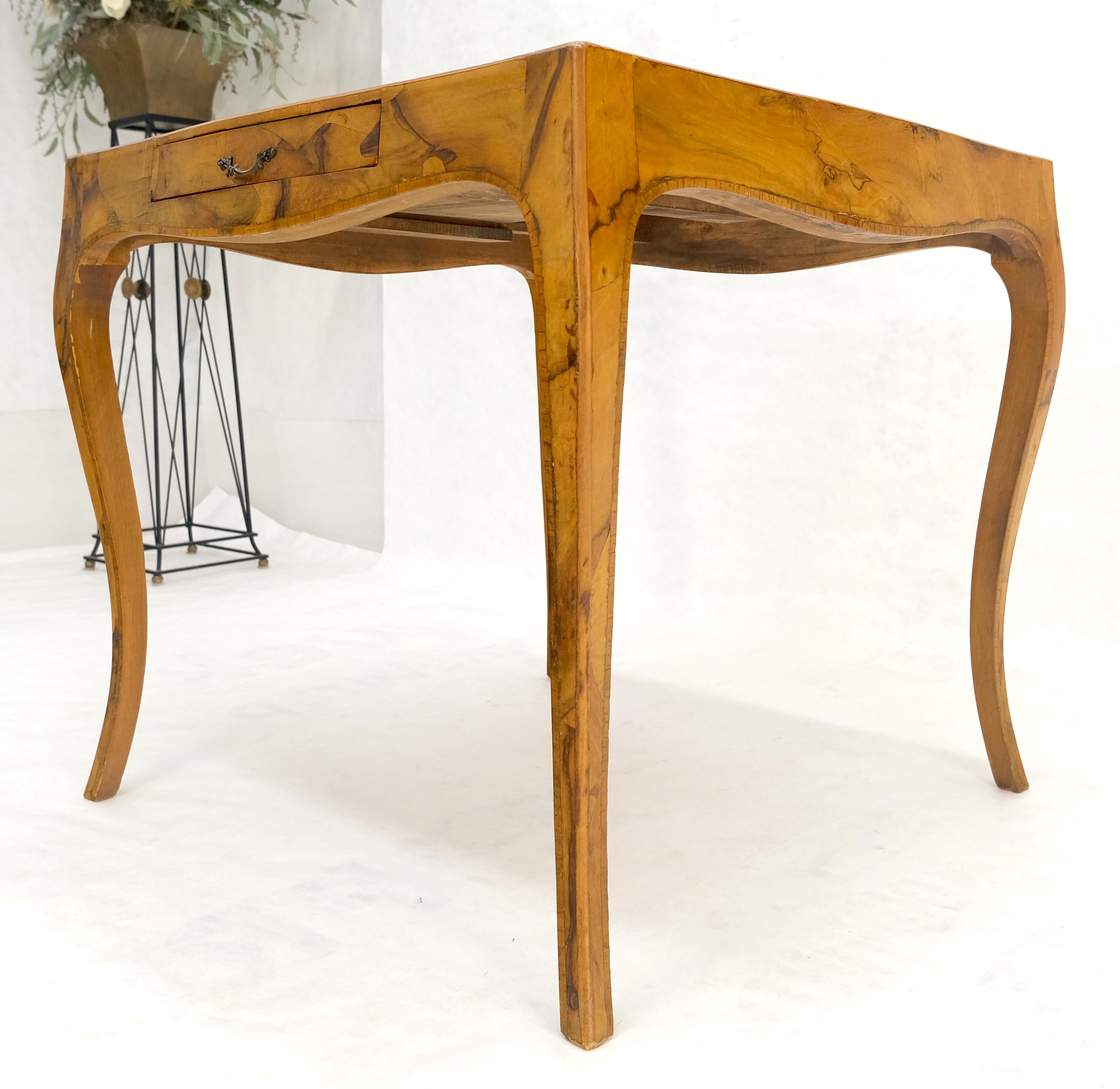 Table de jeu carrée italienne élégante en bois d'olivier MINT en vente 6