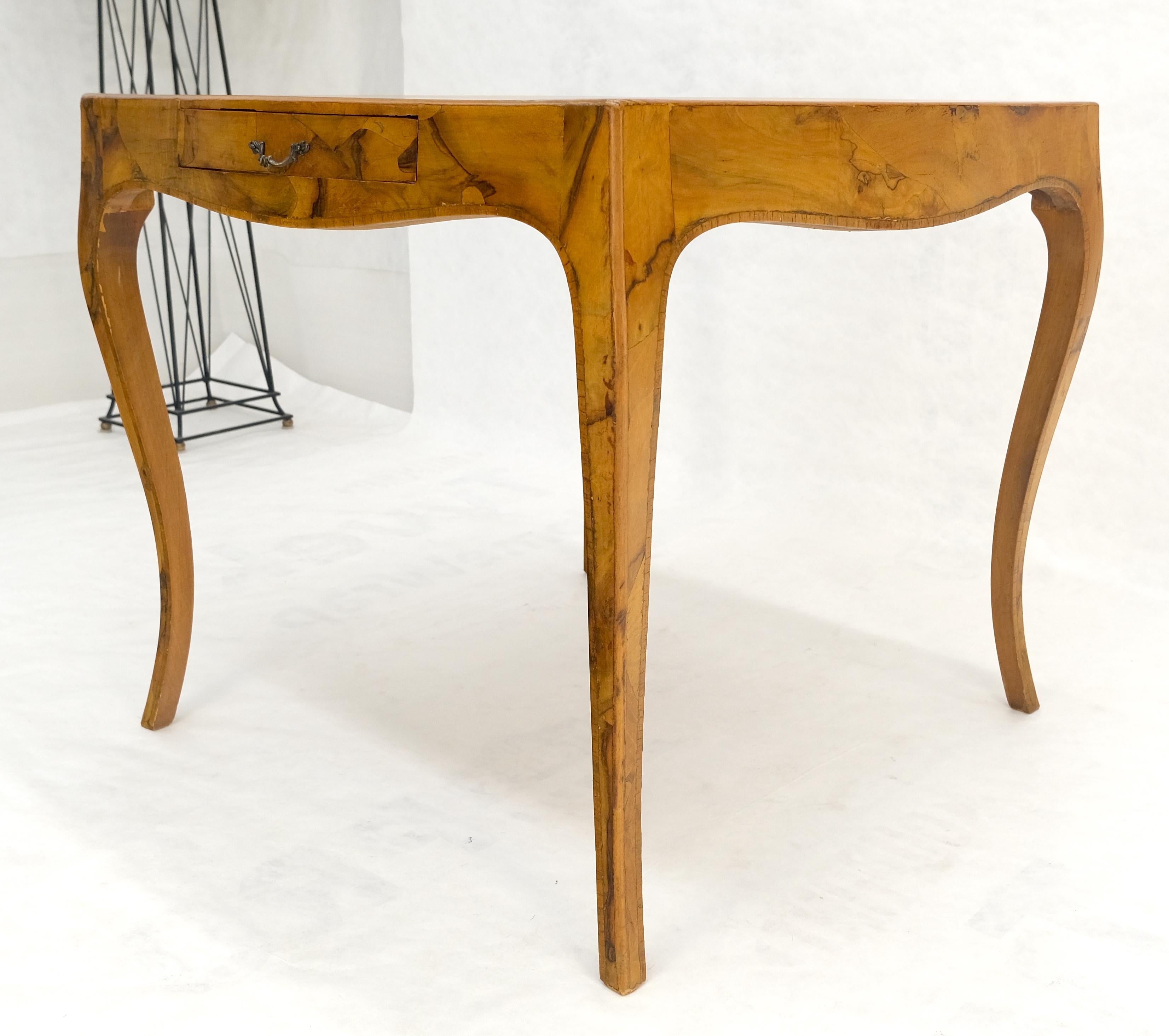 Table de jeu carrée italienne élégante en bois d'olivier MINT en vente 7