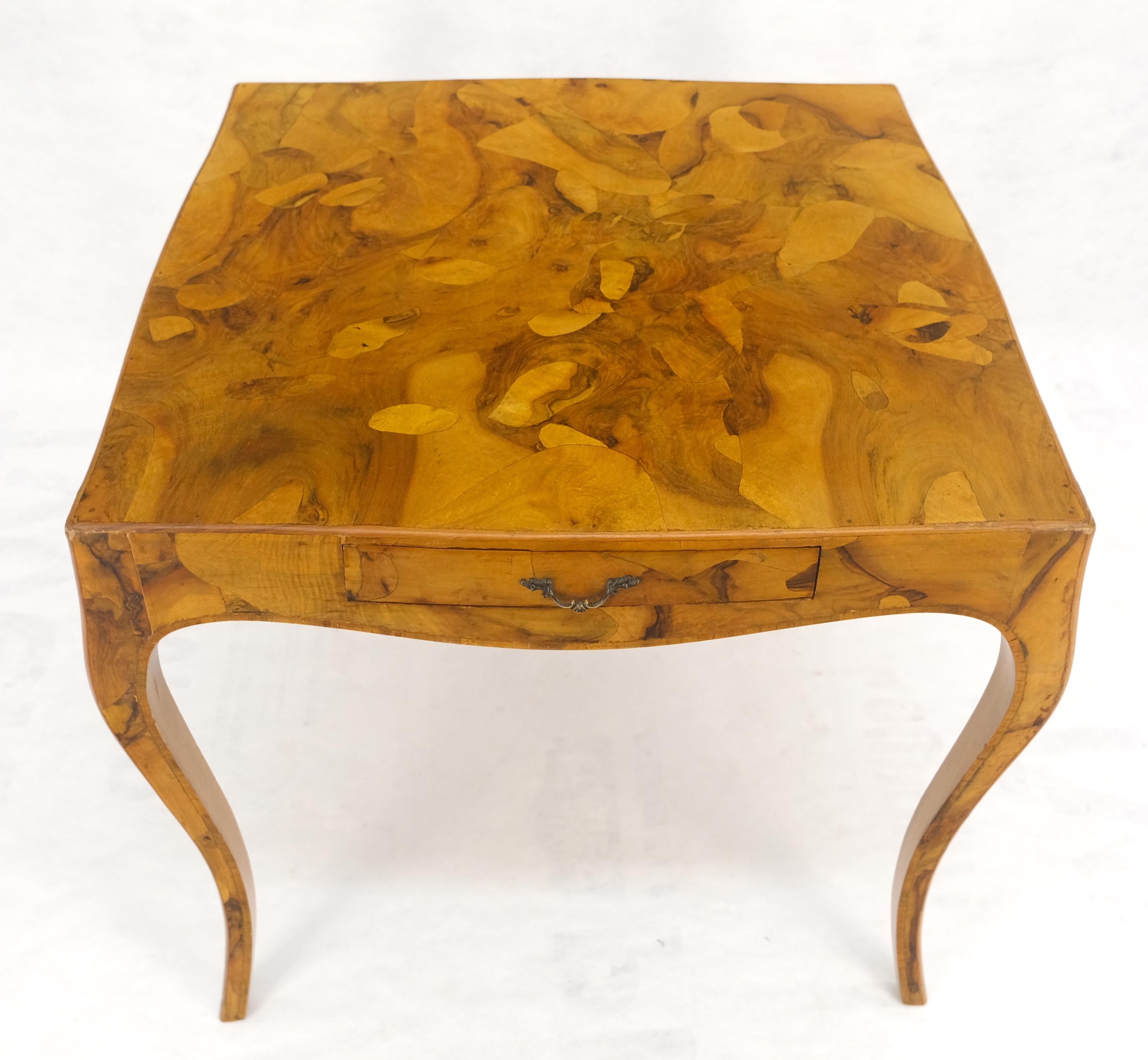 Laqué Table de jeu carrée italienne élégante en bois d'olivier MINT en vente