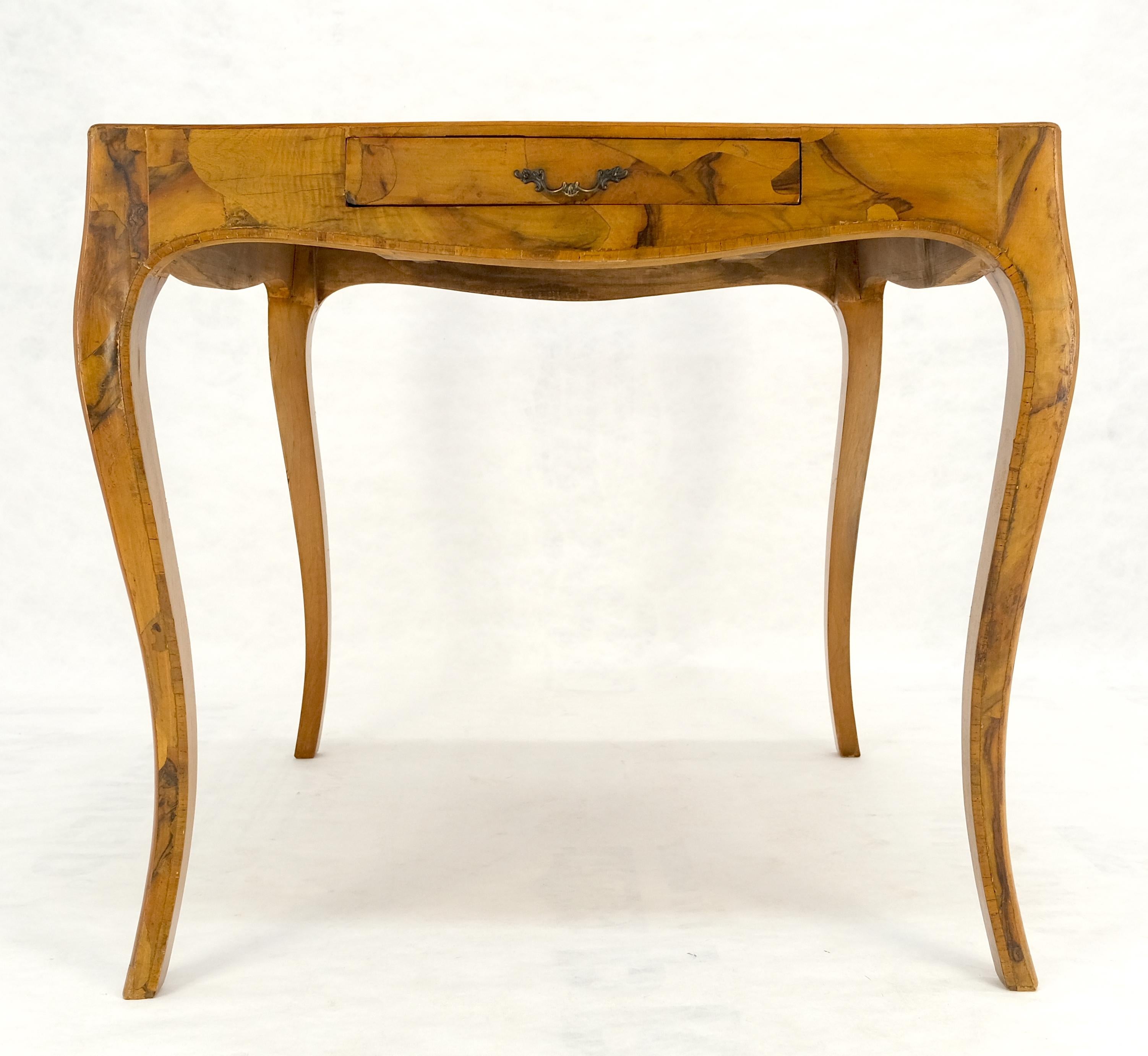 20ième siècle Table de jeu carrée italienne élégante en bois d'olivier MINT en vente