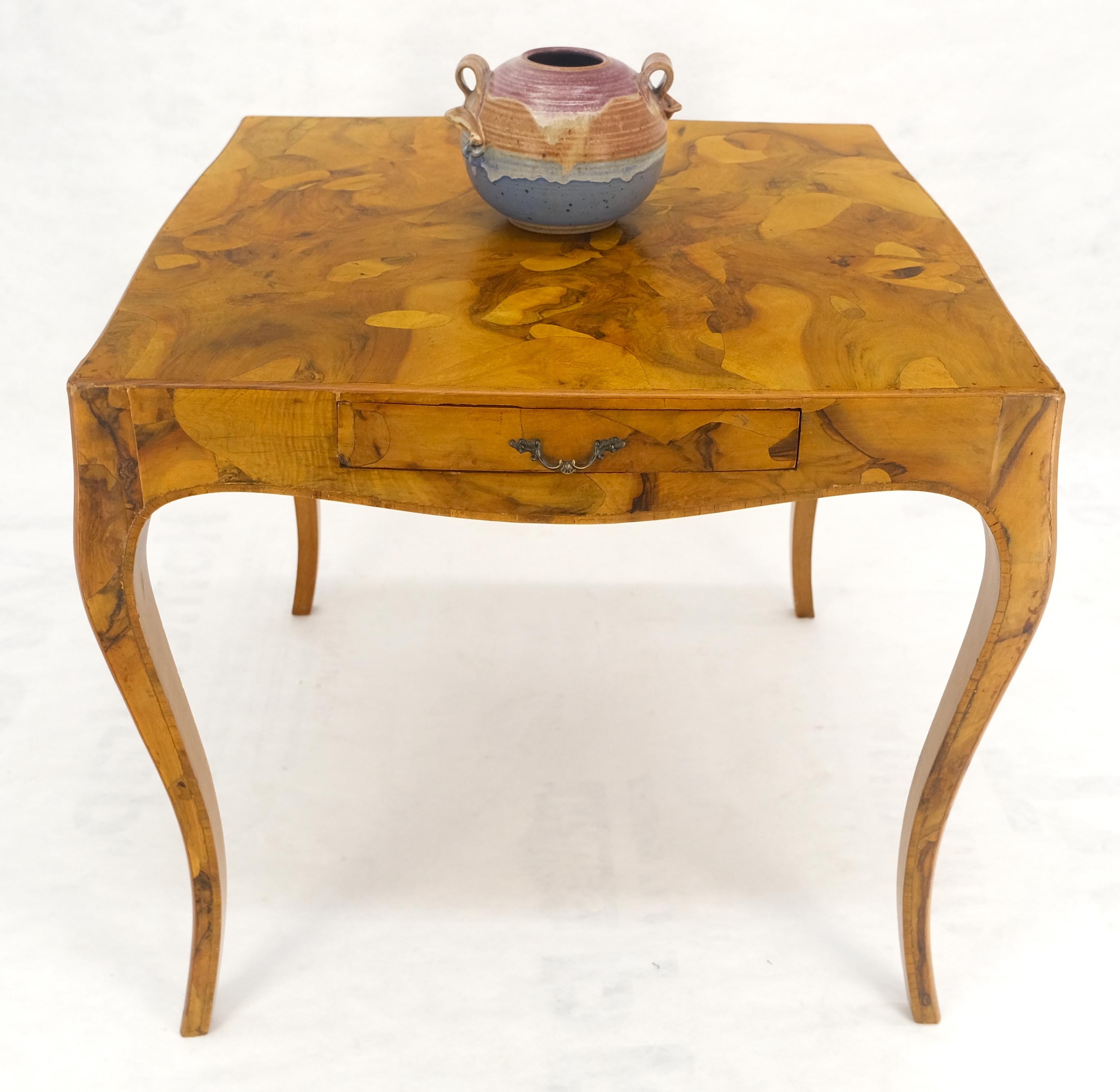 Table de jeu carrée italienne élégante en bois d'olivier MINT en vente 1