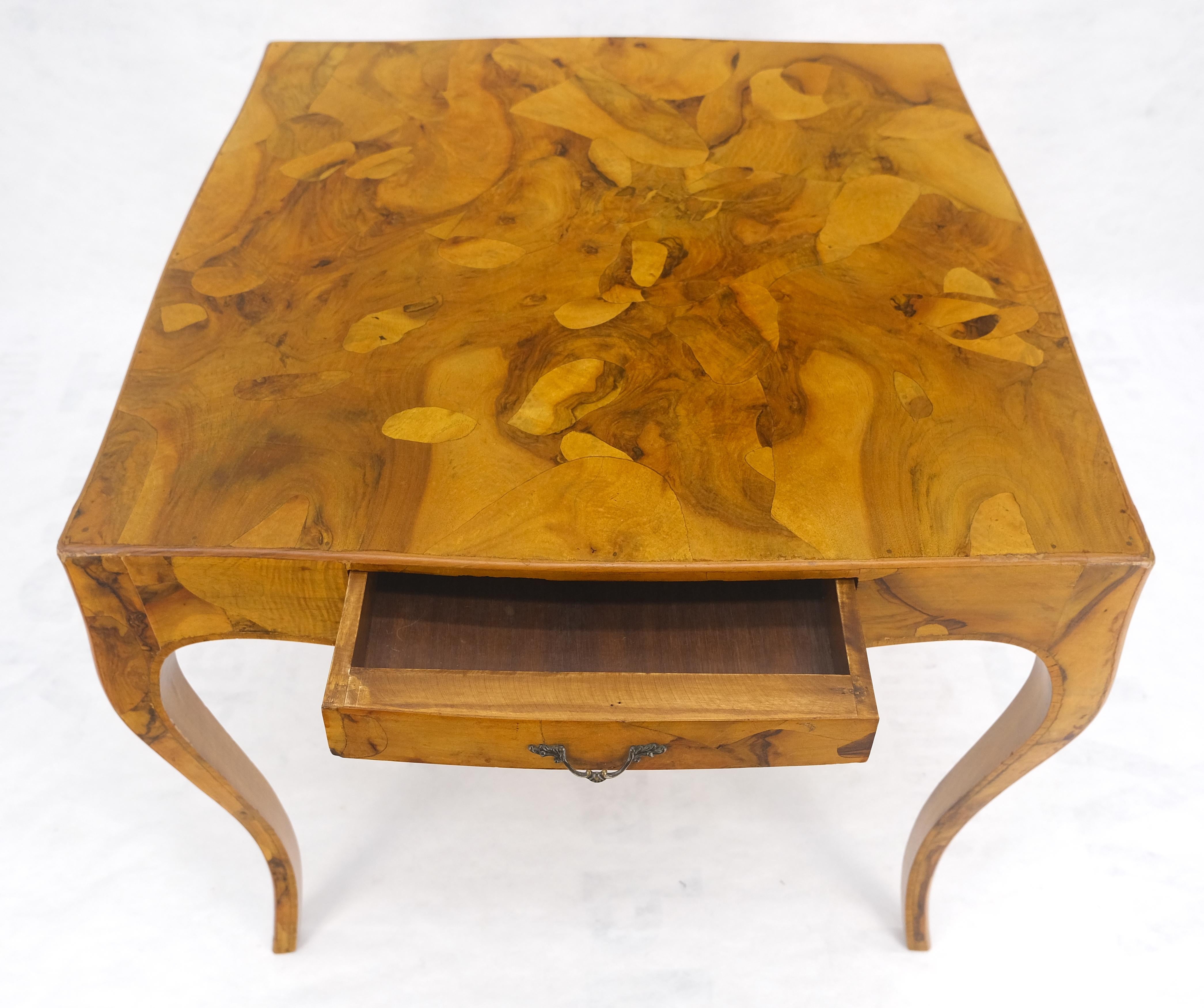 Table de jeu carrée italienne élégante en bois d'olivier MINT en vente 3