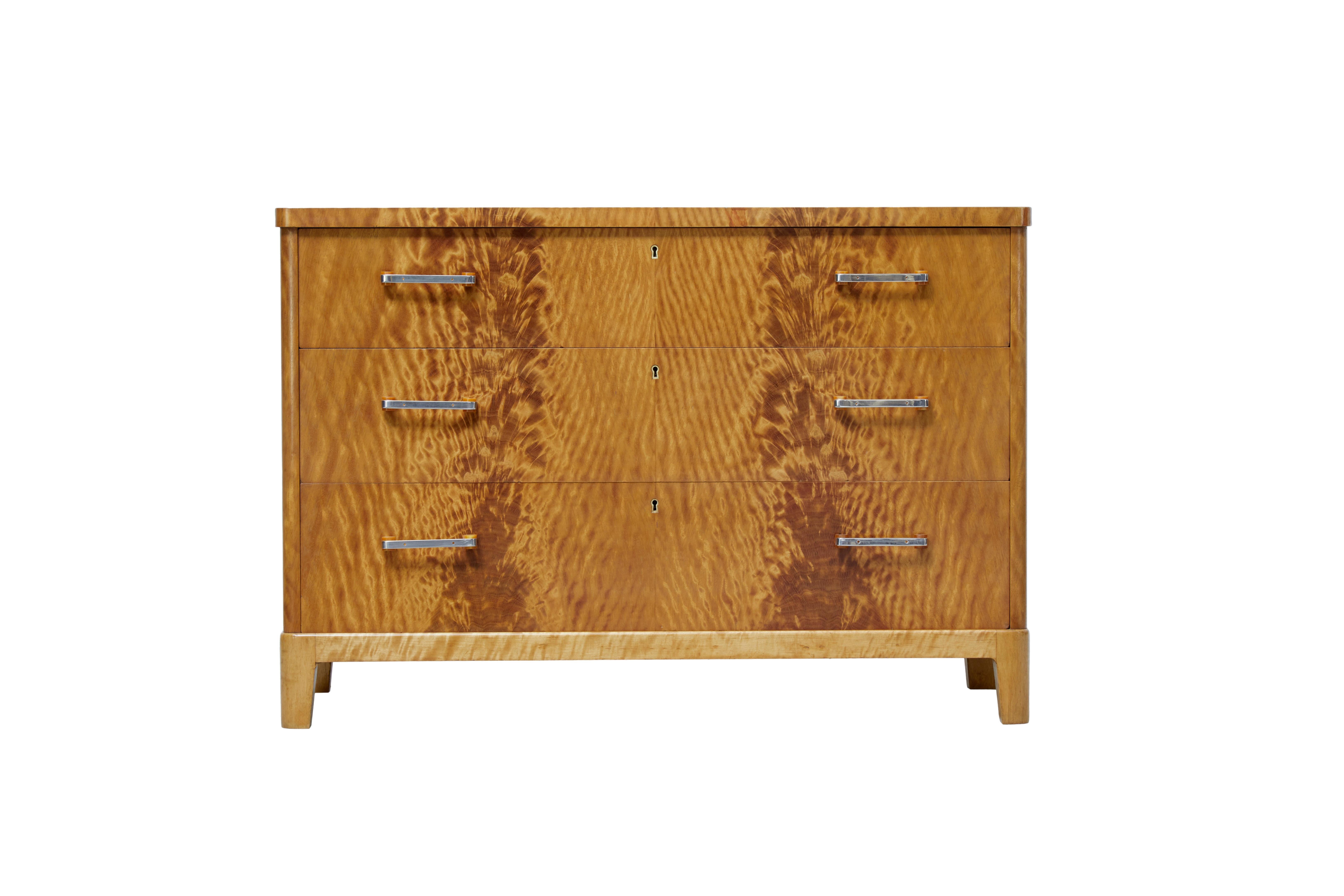 Fine quality Swedish birch chest of drawers, circa 1950.

Possibly early than 1950 this deco inspired chest features striking veneers. Three graduating drawers to the front, fitted with bakelite and steel handles. Oak lined drawers.

Tiger birch