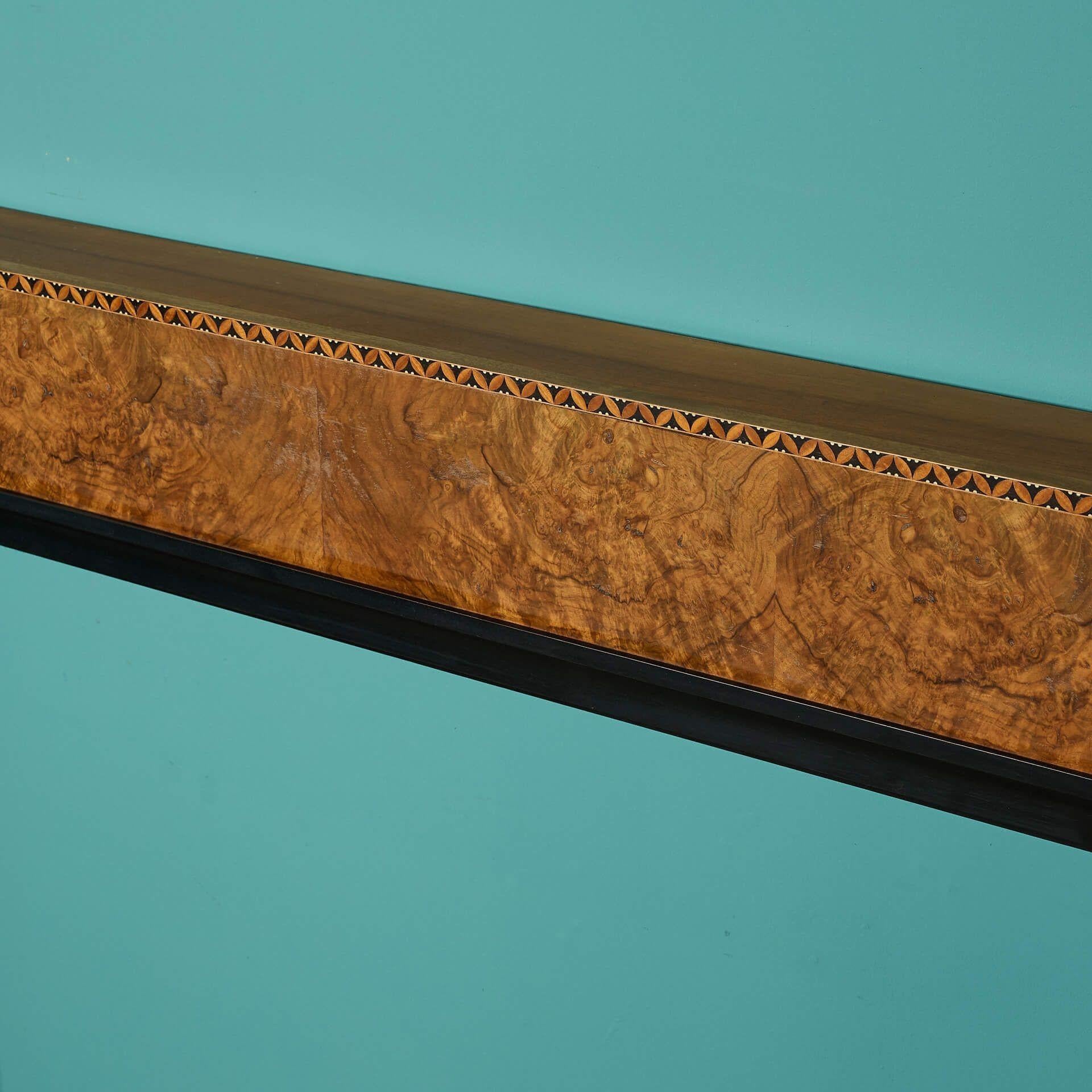 Fait main Cheminée Art Déco en ronce de noyer et marqueterie en vente