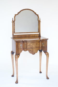 Petite coiffeuse en ronce de noyer de style Queen Anne