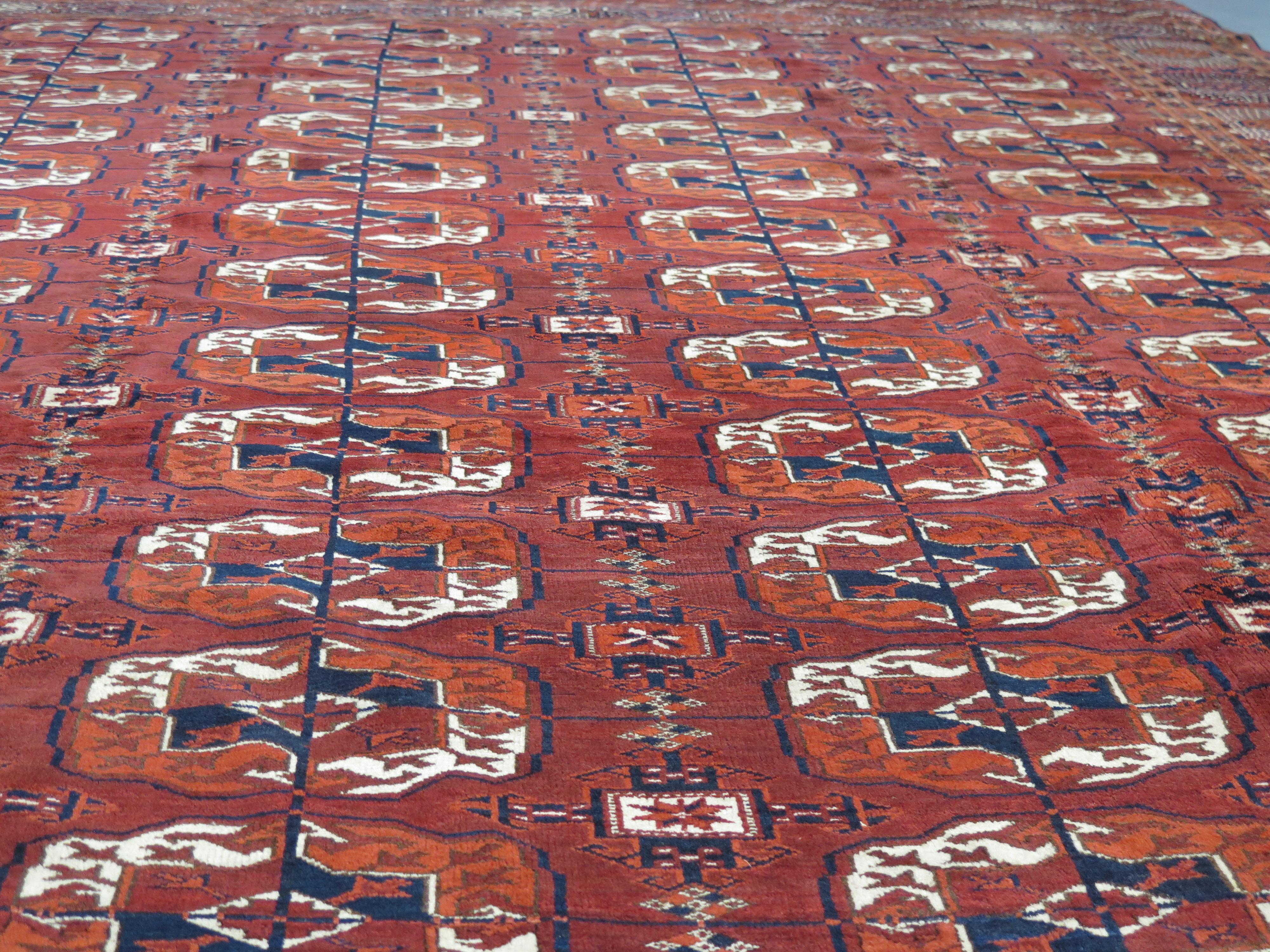 Fine c. 1900 Tekke Main Carpet, Turkmenistan In Good Condition For Sale In London, GB
