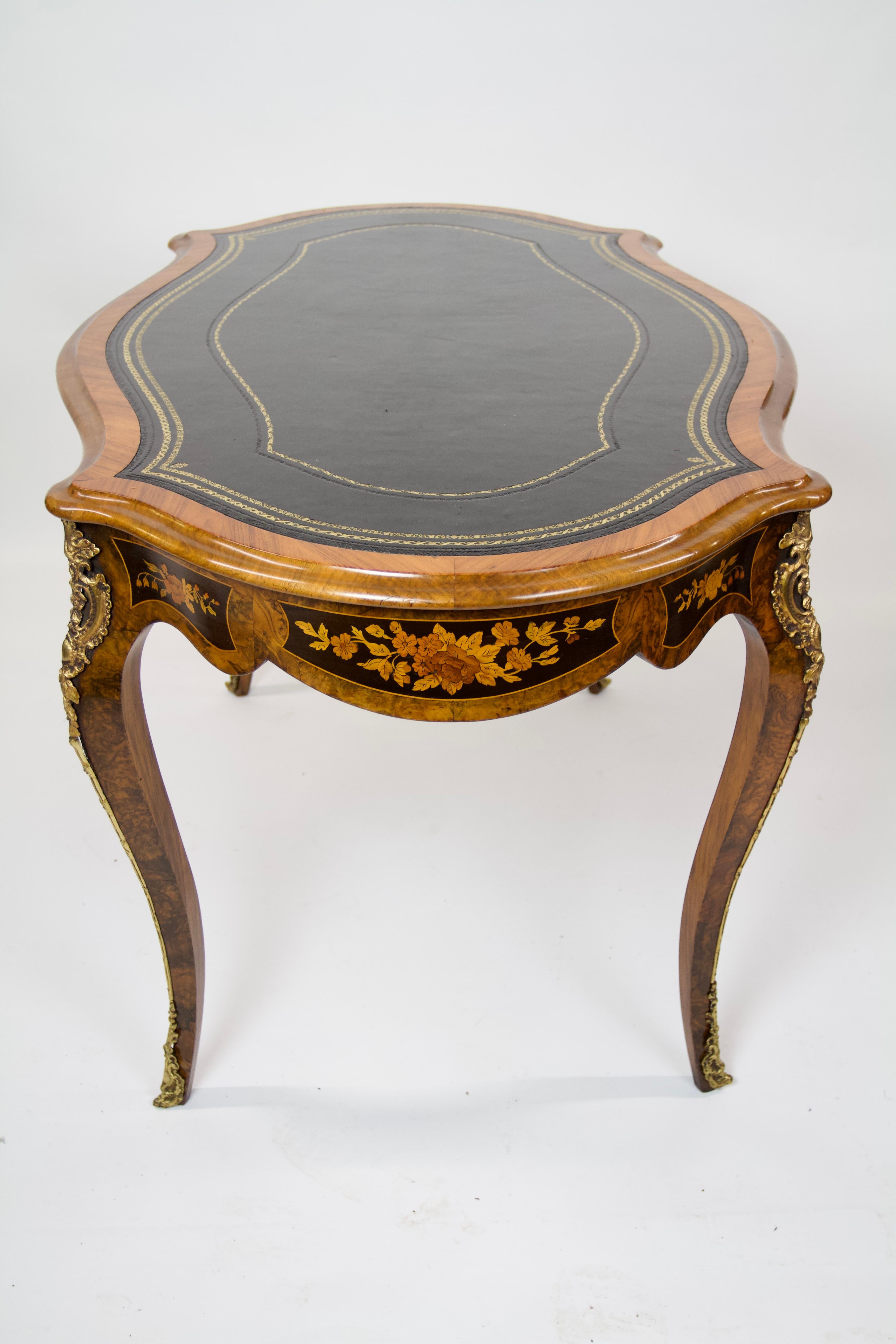 Louis XVI Fin C19TH  Bureau Plat / Table à écrire en bois de roi et marqueterie en vente