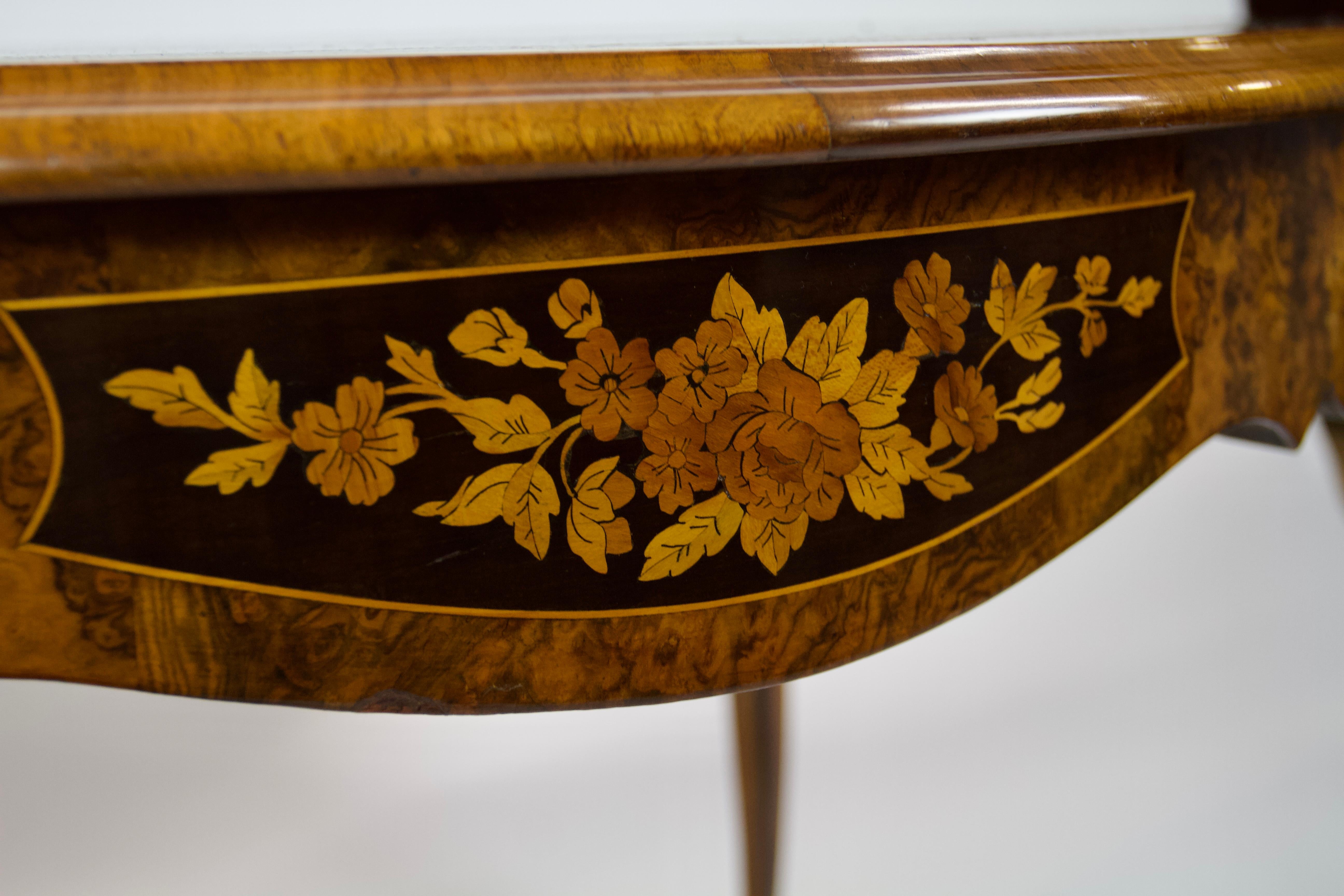 Fin du XIXe siècle Fin C19TH  Bureau Plat / Table à écrire en bois de roi et marqueterie en vente