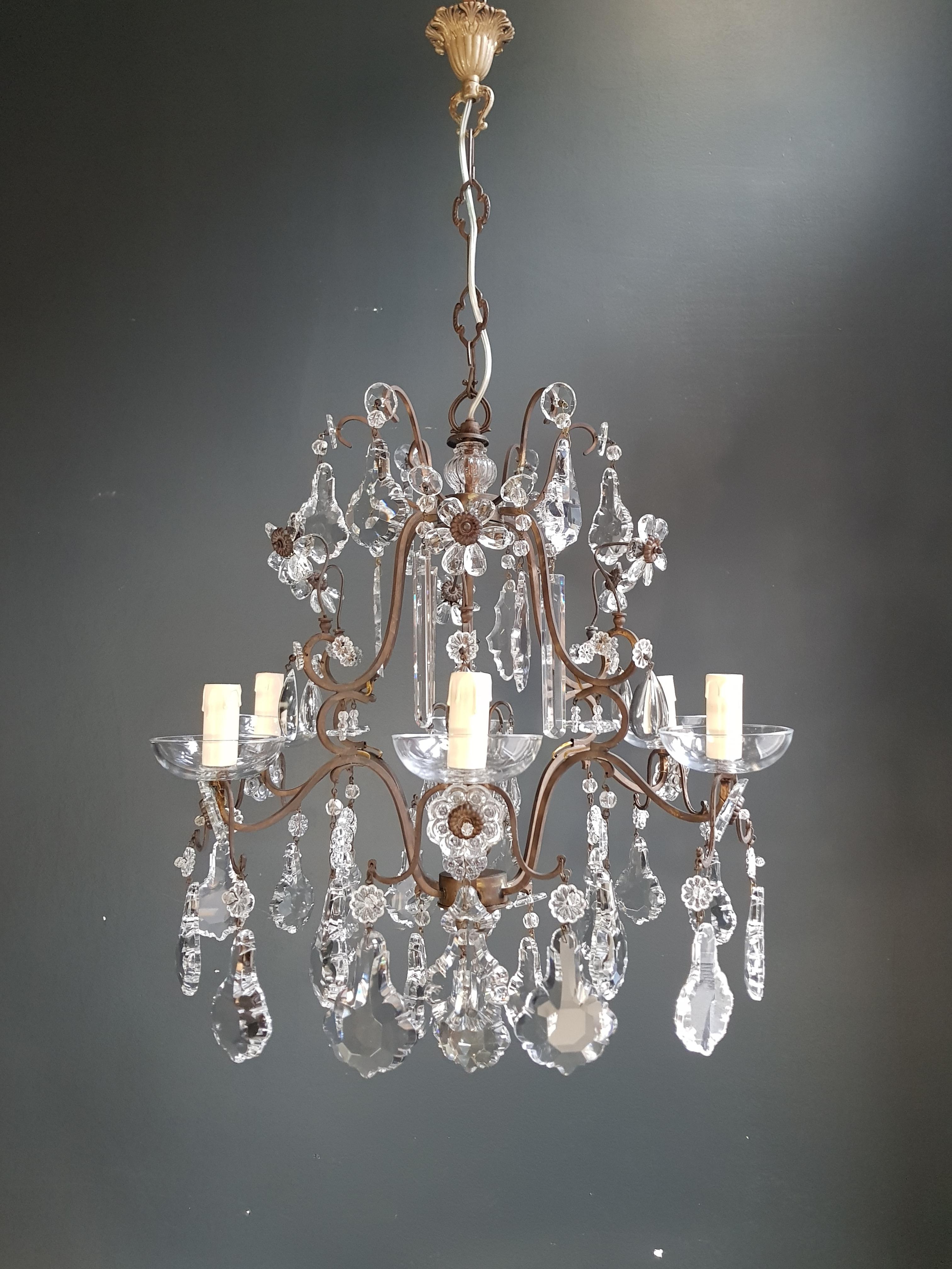 Exquisite Restored Antique Crystal Chandelier – A Glimpse of Art Deco Elegance

Introducing an exquisite antique crystal chandelier that encapsulates the essence of Art Deco sophistication. This remarkable piece, lovingly restored in Berlin, exudes