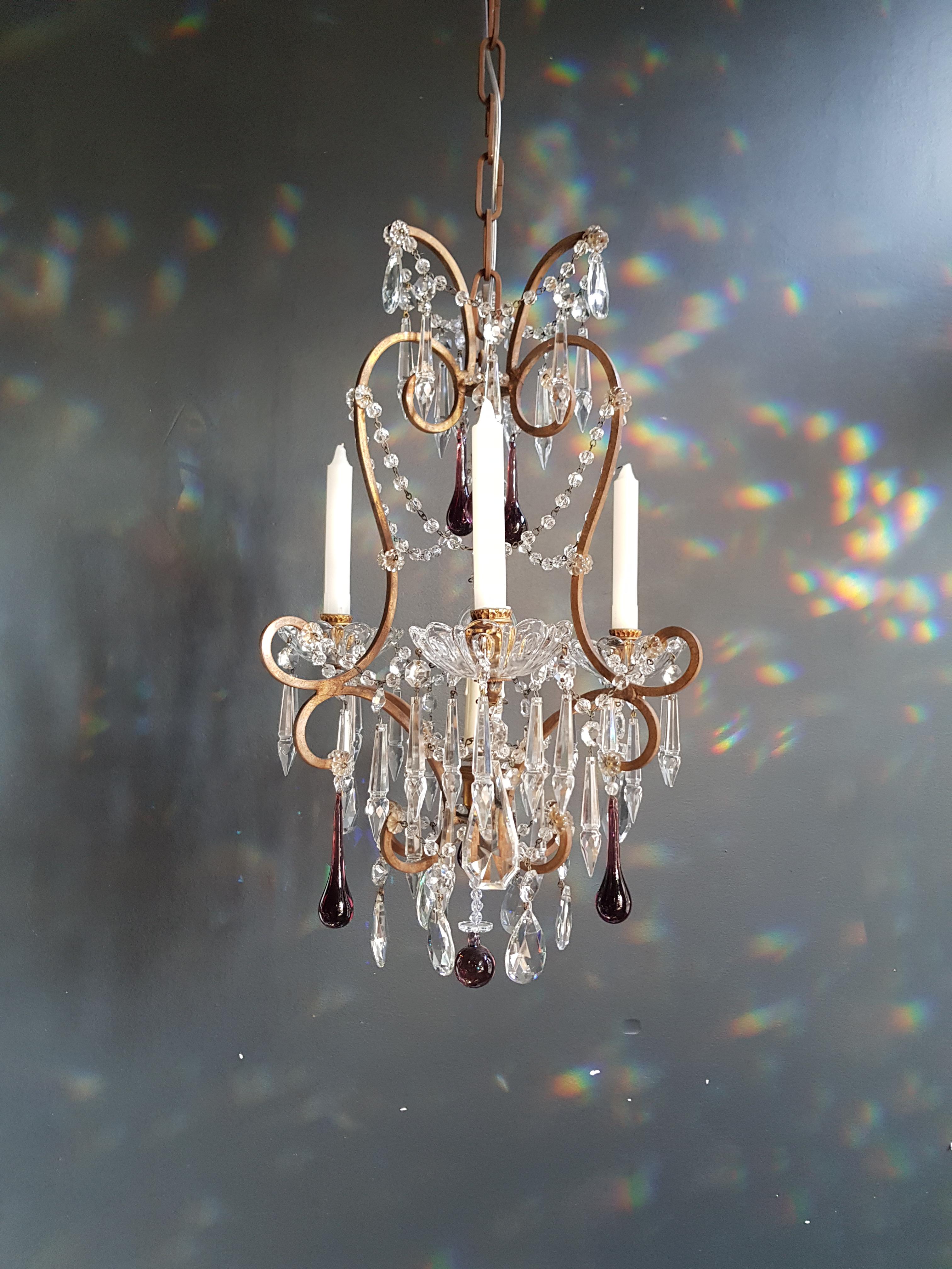 Elegant Purple Crystal Chandelier - Antique Ceiling Suspension Lighting

Voici un exquis lustre en cristal violet de style bougie qui rayonne d'élégance et d'allure. Ce joyau antique a été méticuleusement restauré avec soin à Berlin, en veillant à