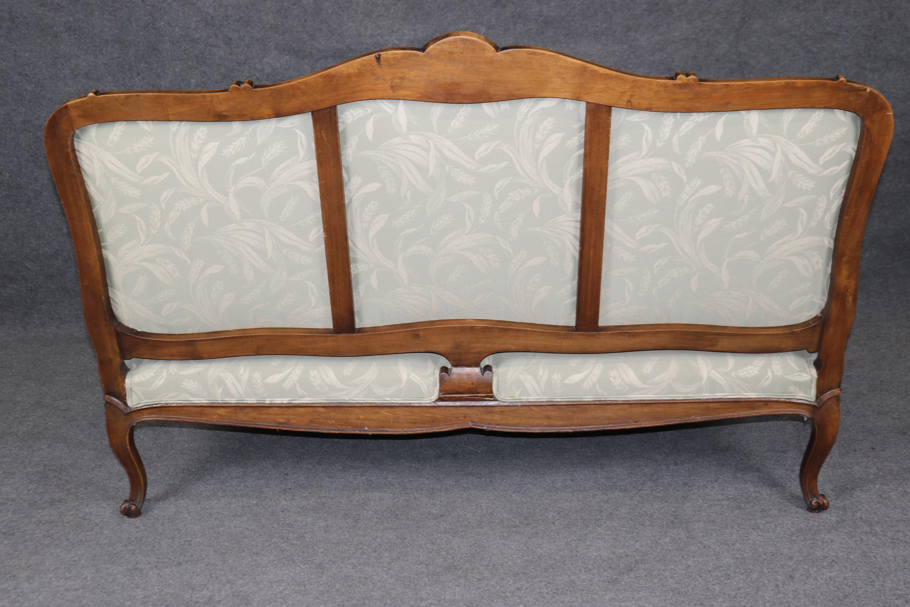 Fine Carved 19th Century Walnut French Louis XV Upholstered Settee Circa 1890s In Good Condition In Swedesboro, NJ