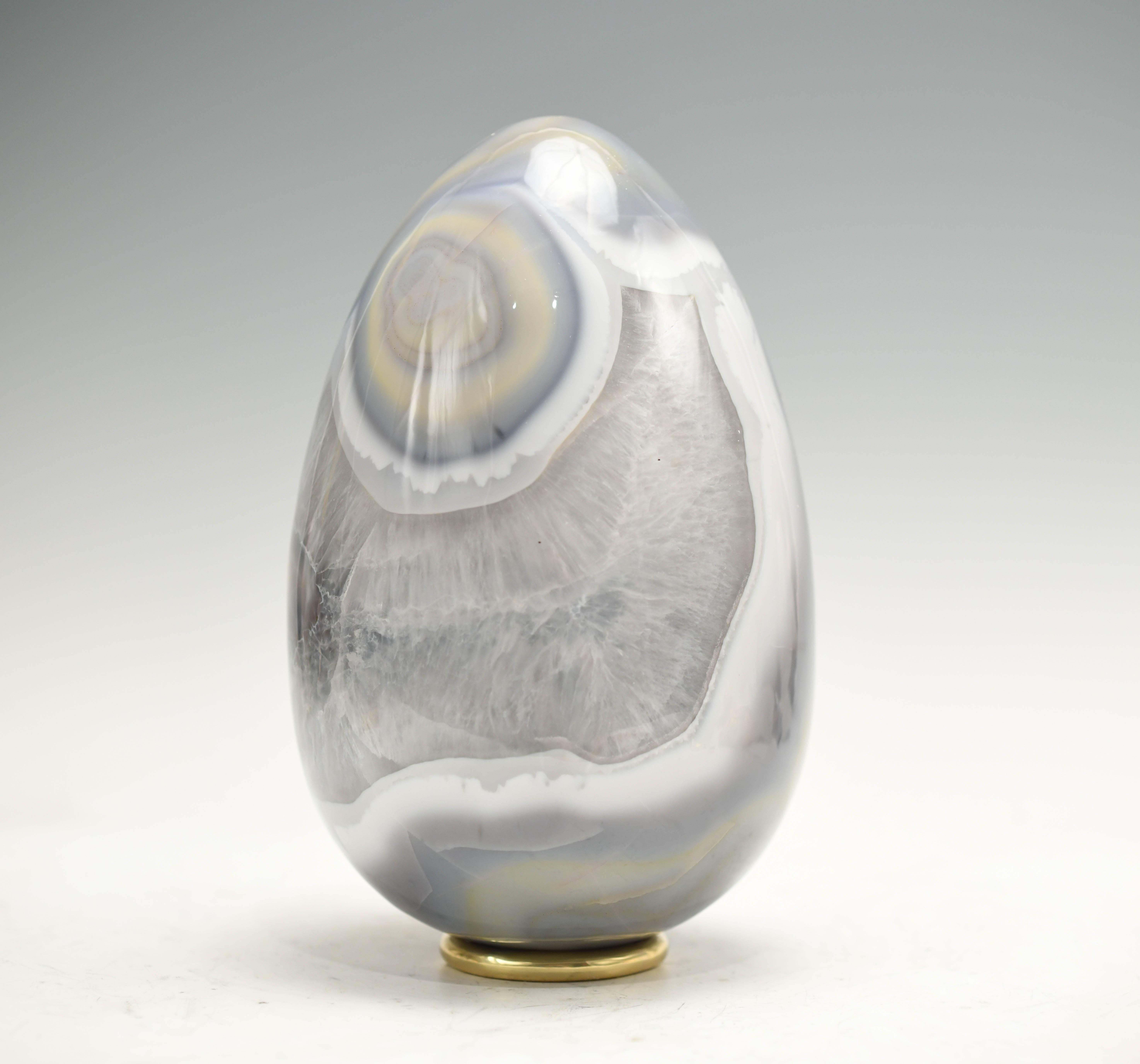 A rare fine carved elegant form agate sculpture, created by Phoenix Gallery, NYC.
