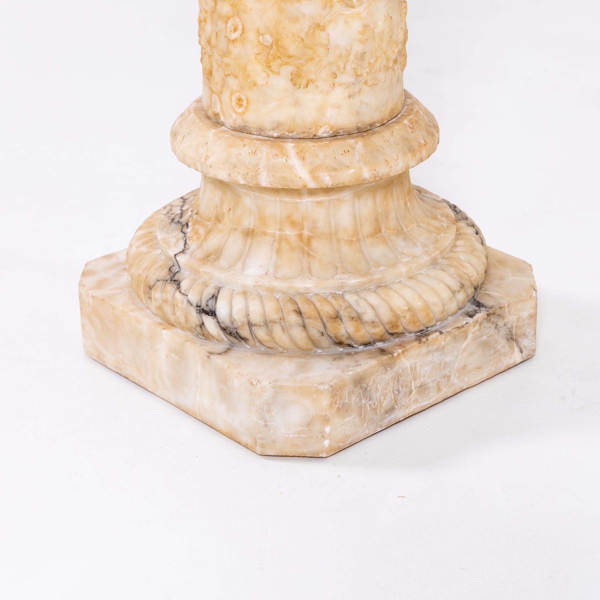 Belle colonne d'albâtre sculptée en vente 3