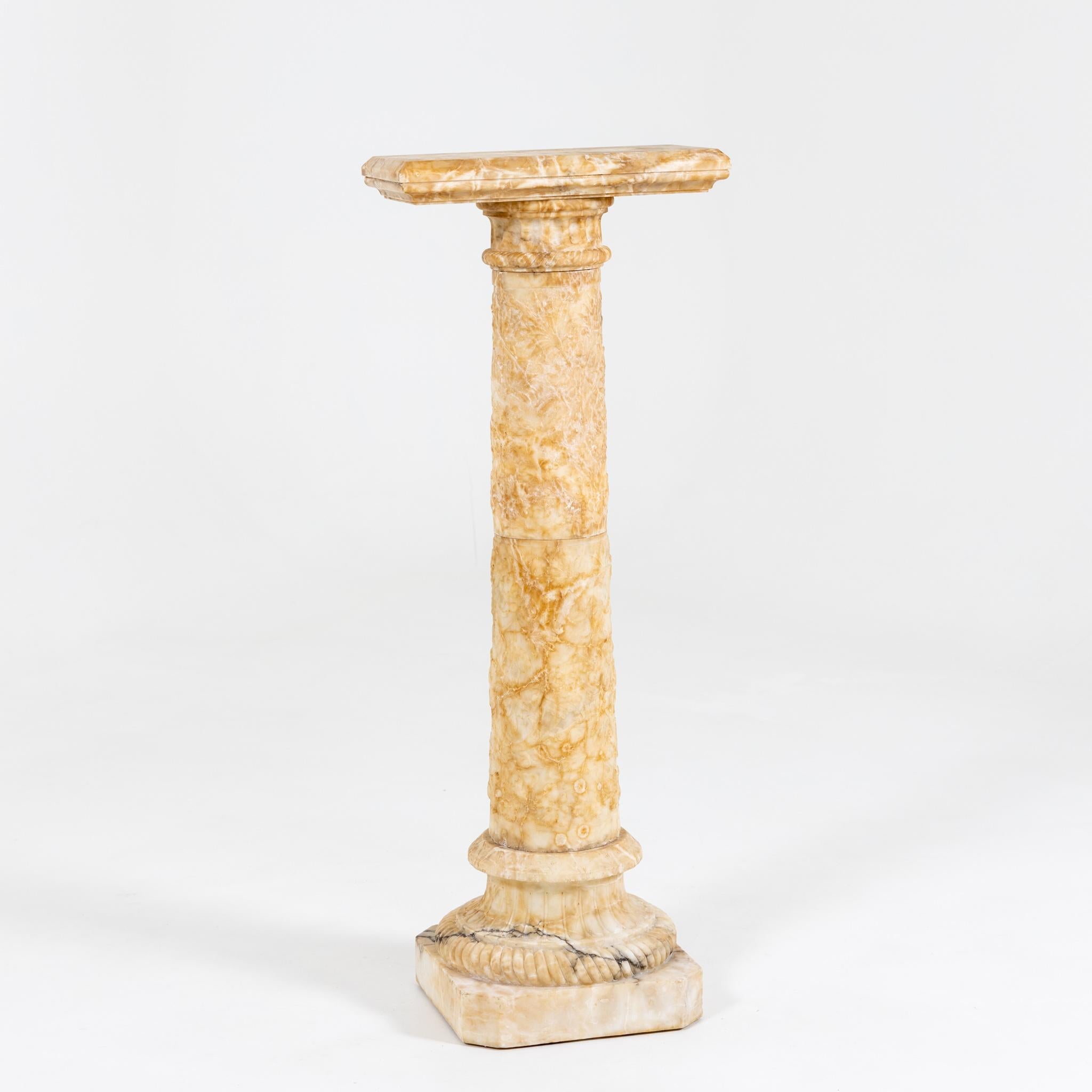 Belle colonne d'albâtre sculptée Bon état - En vente à Greding, DE