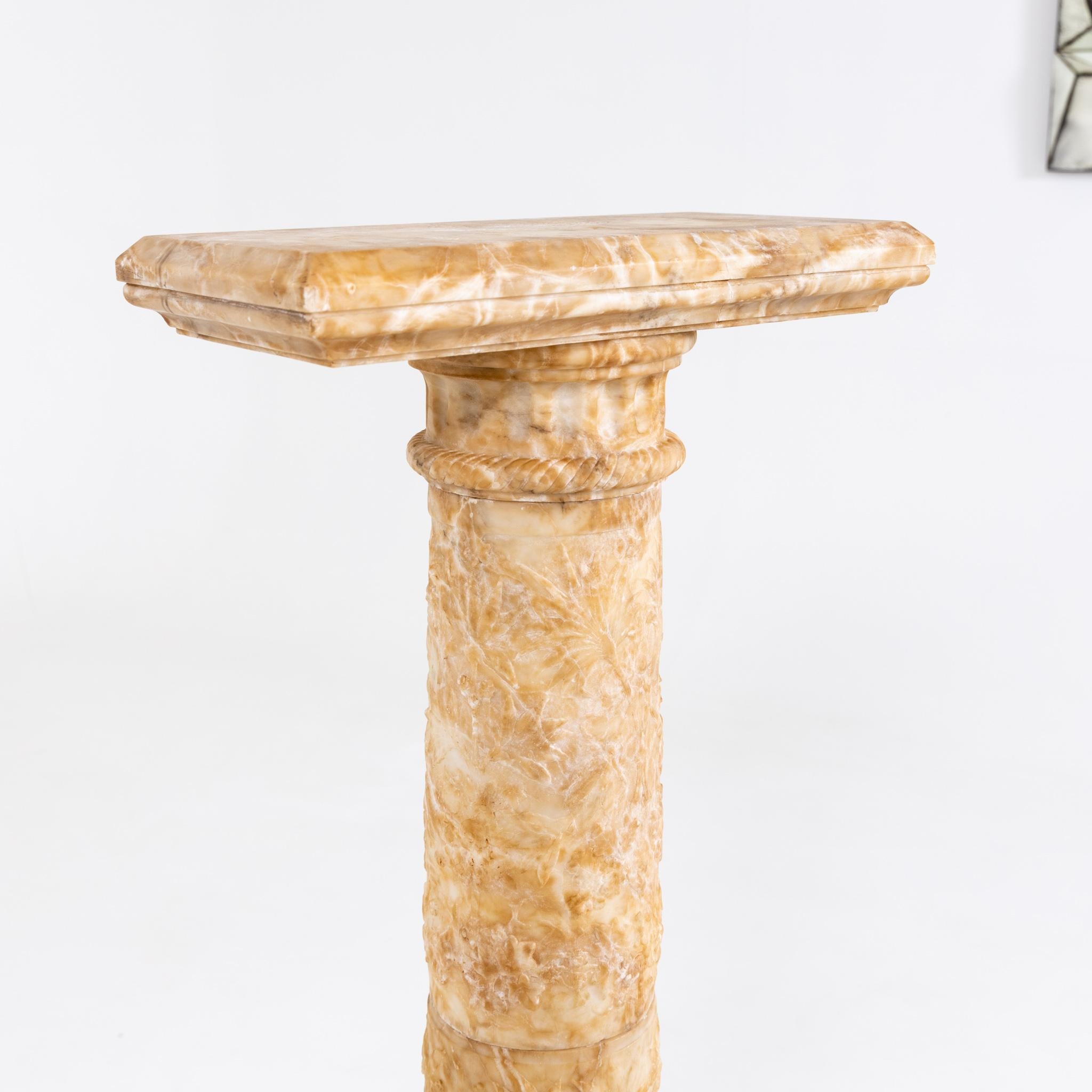 XIXe siècle Belle colonne d'albâtre sculptée en vente