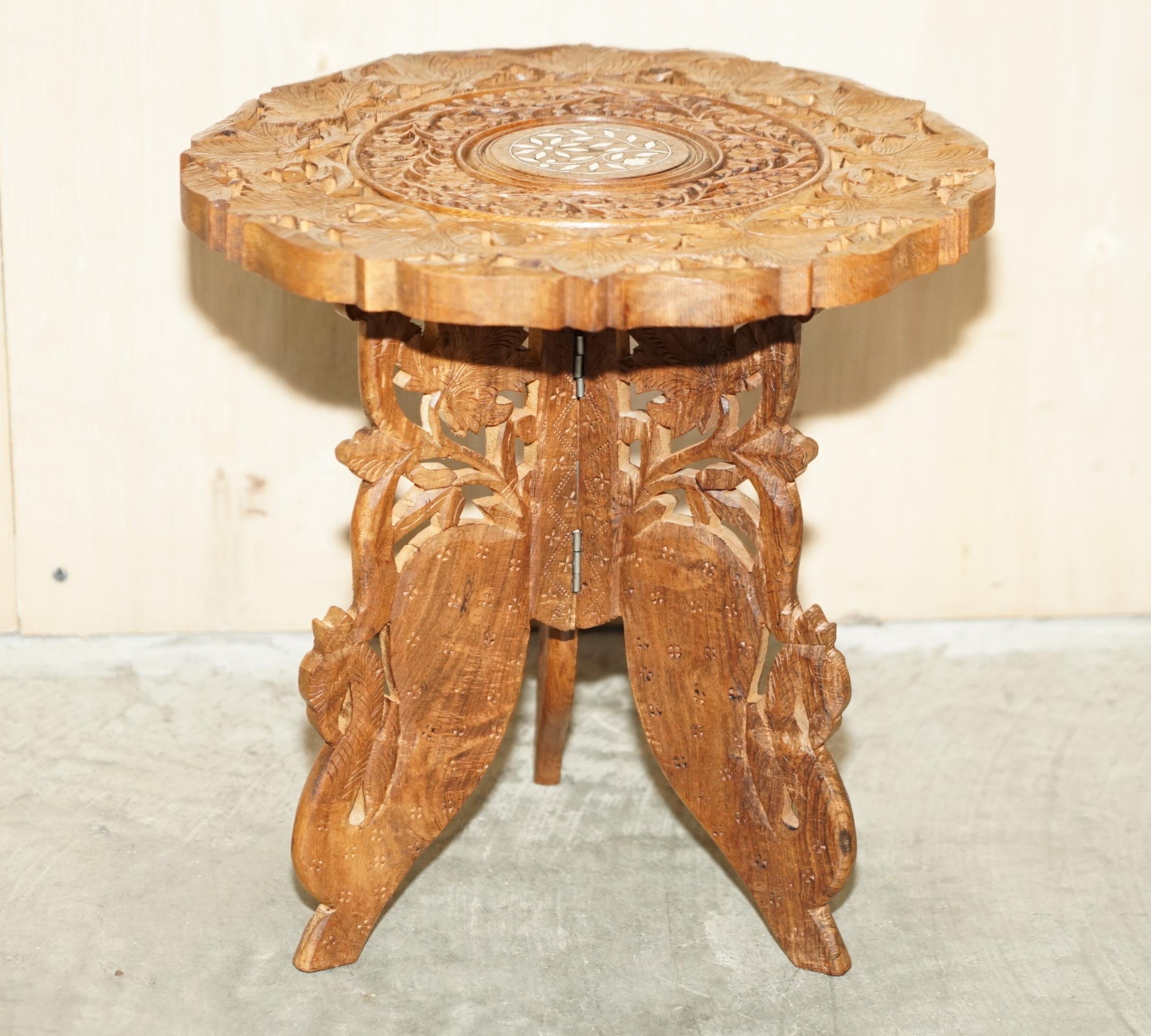 Nous sommes ravis d'offrir à la vente cette charmante table d'appoint birmane en bois de rose massif, sculptée à la main. 

Une très belle table décorative, qui peut être utilisée comme lampe, vin ou table d'appoint.

Sculptée de haut en bas de