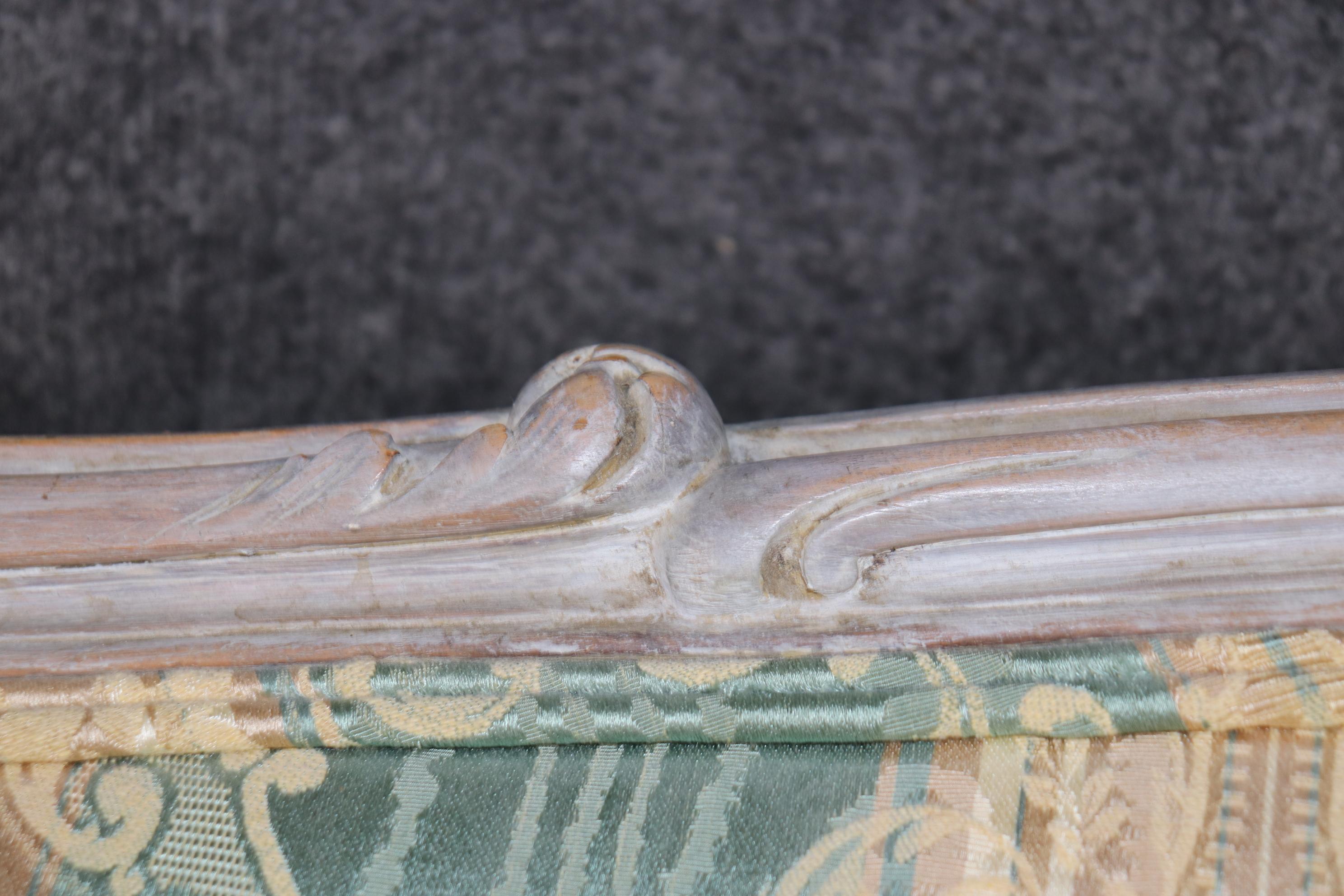 Canapé de banquette Louis XV sculpté et peint, possible en damas de soie vert en vente 5