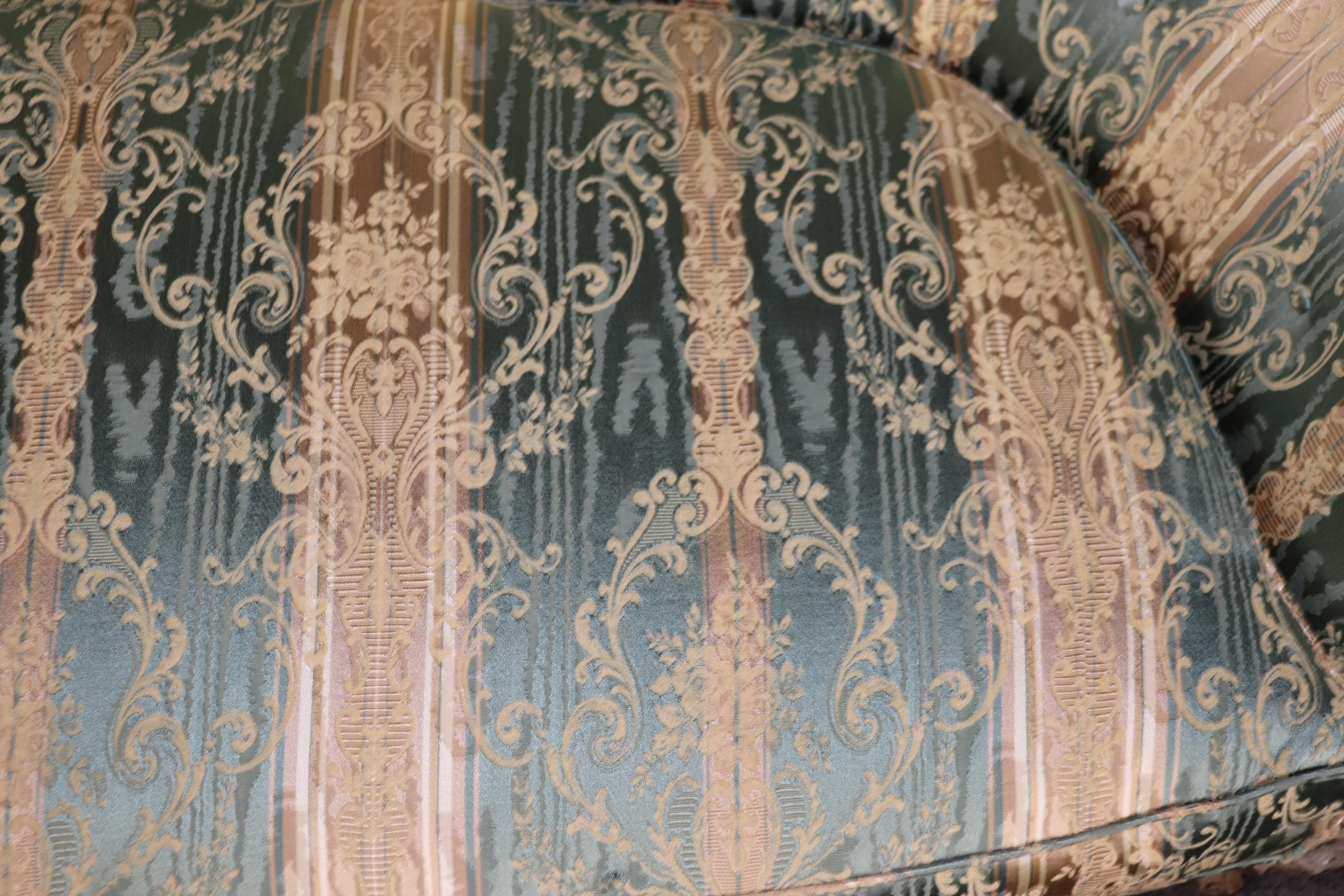 Canapé de banquette Louis XV sculpté et peint, possible en damas de soie vert en vente 6