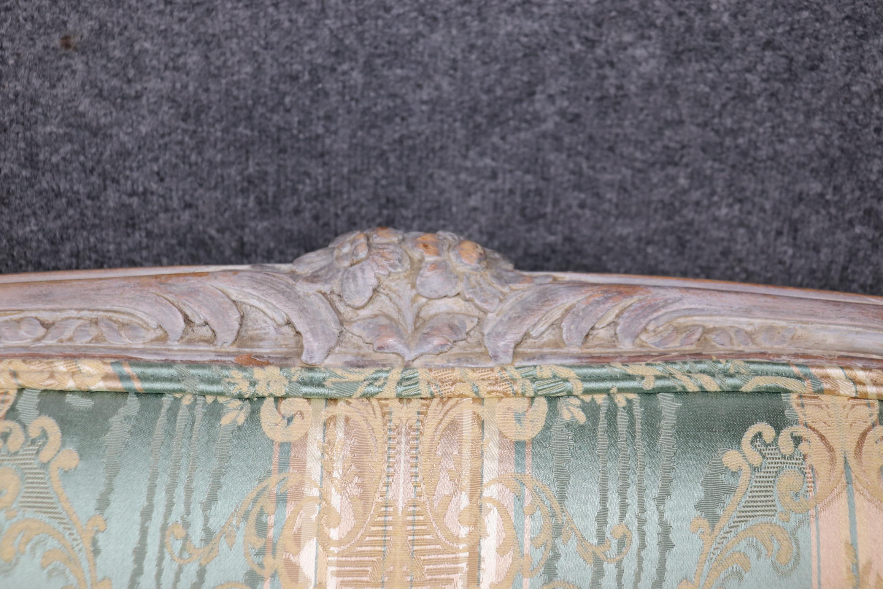 Français Canapé de banquette Louis XV sculpté et peint, possible en damas de soie vert en vente