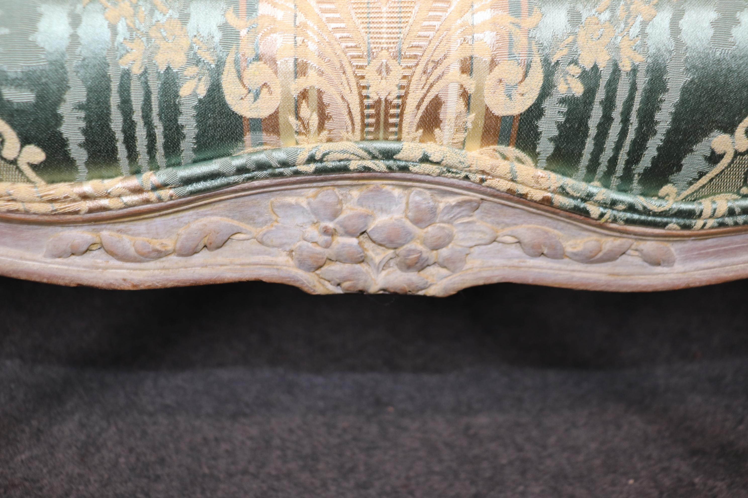 Canapé de banquette Louis XV sculpté et peint, possible en damas de soie vert Bon état - En vente à Swedesboro, NJ