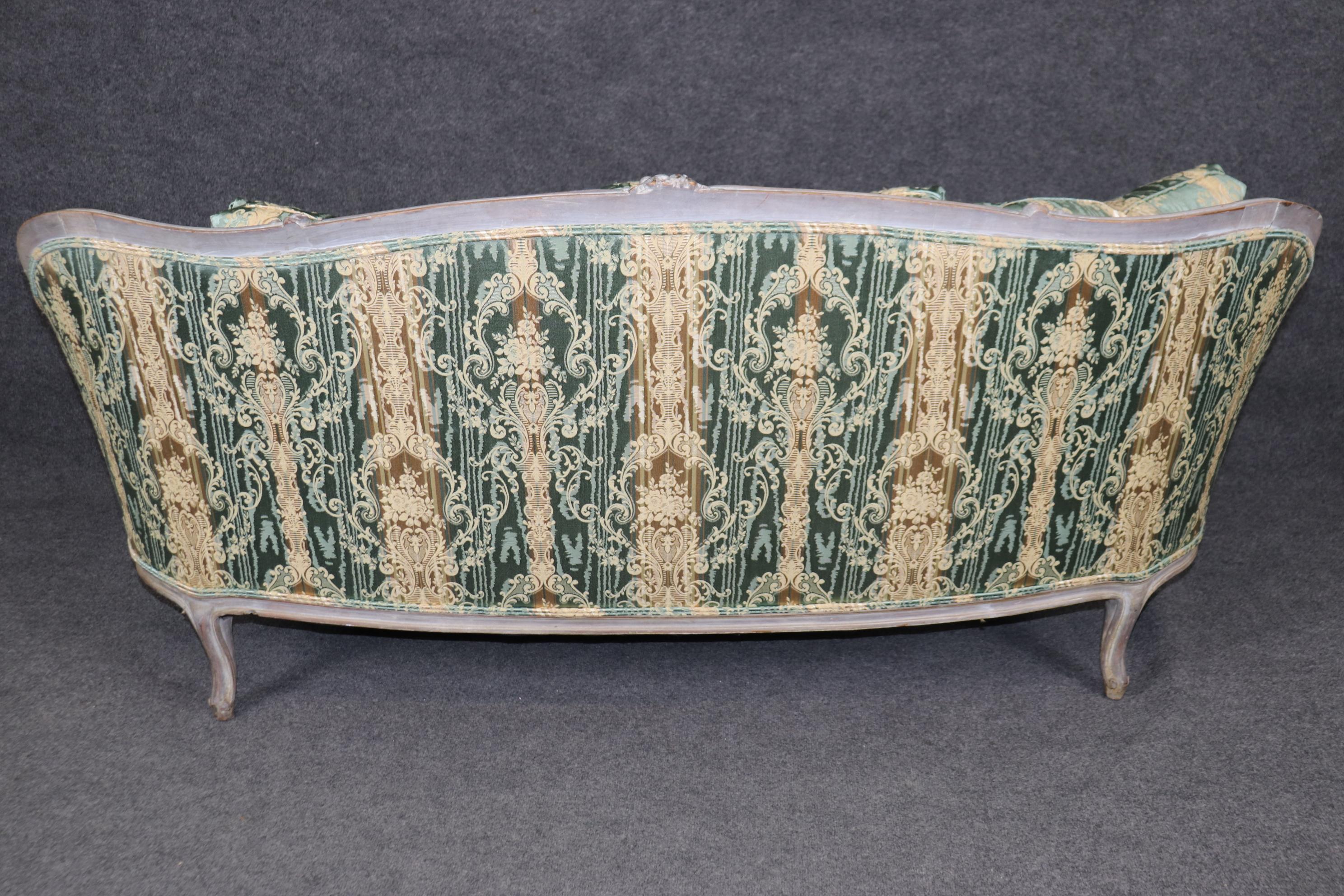 Noyer Canapé de banquette Louis XV sculpté et peint, possible en damas de soie vert en vente