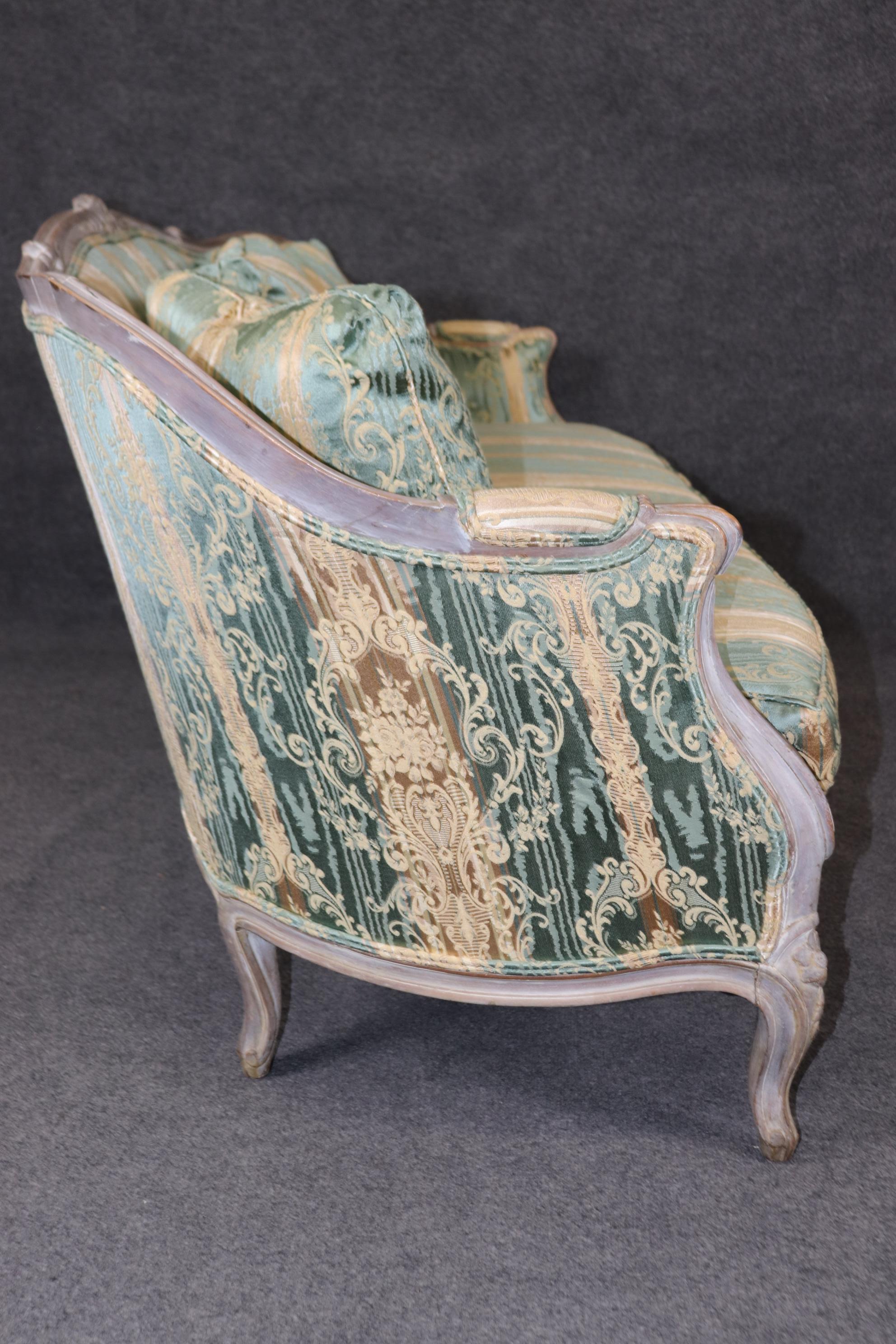 Canapé de banquette Louis XV sculpté et peint, possible en damas de soie vert en vente 1