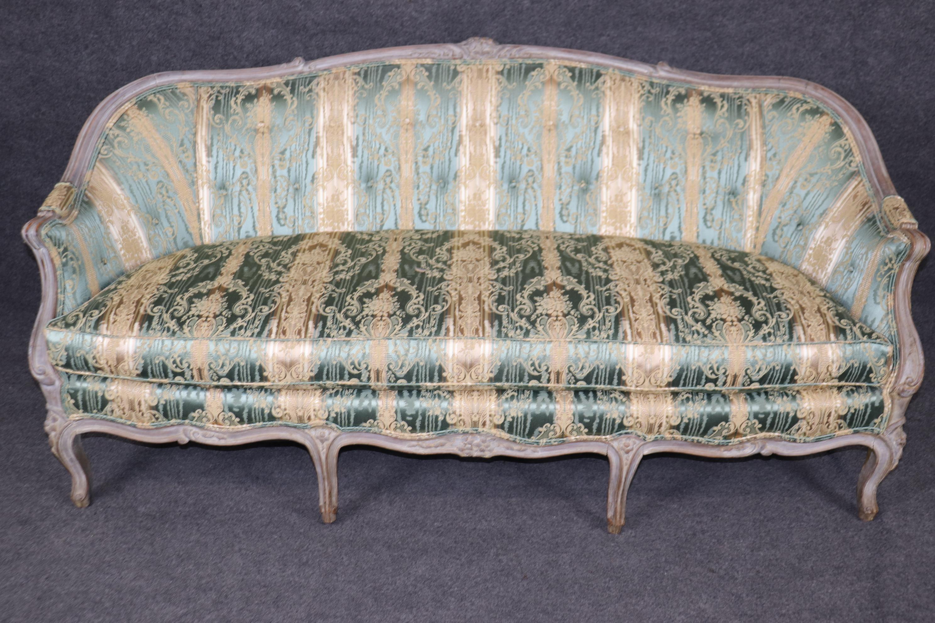 Canapé de banquette Louis XV sculpté et peint, possible en damas de soie vert en vente 2