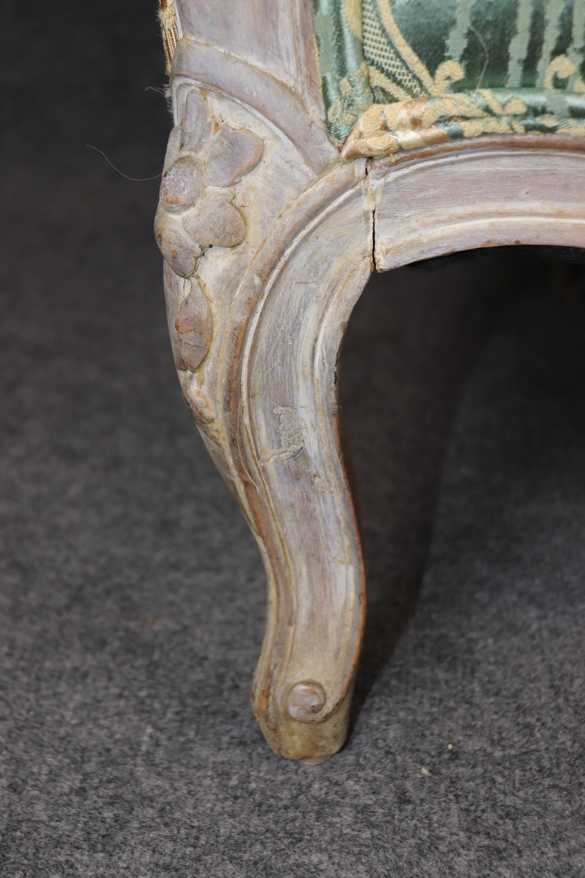 Canapé de banquette Louis XV sculpté et peint, possible en damas de soie vert en vente 3