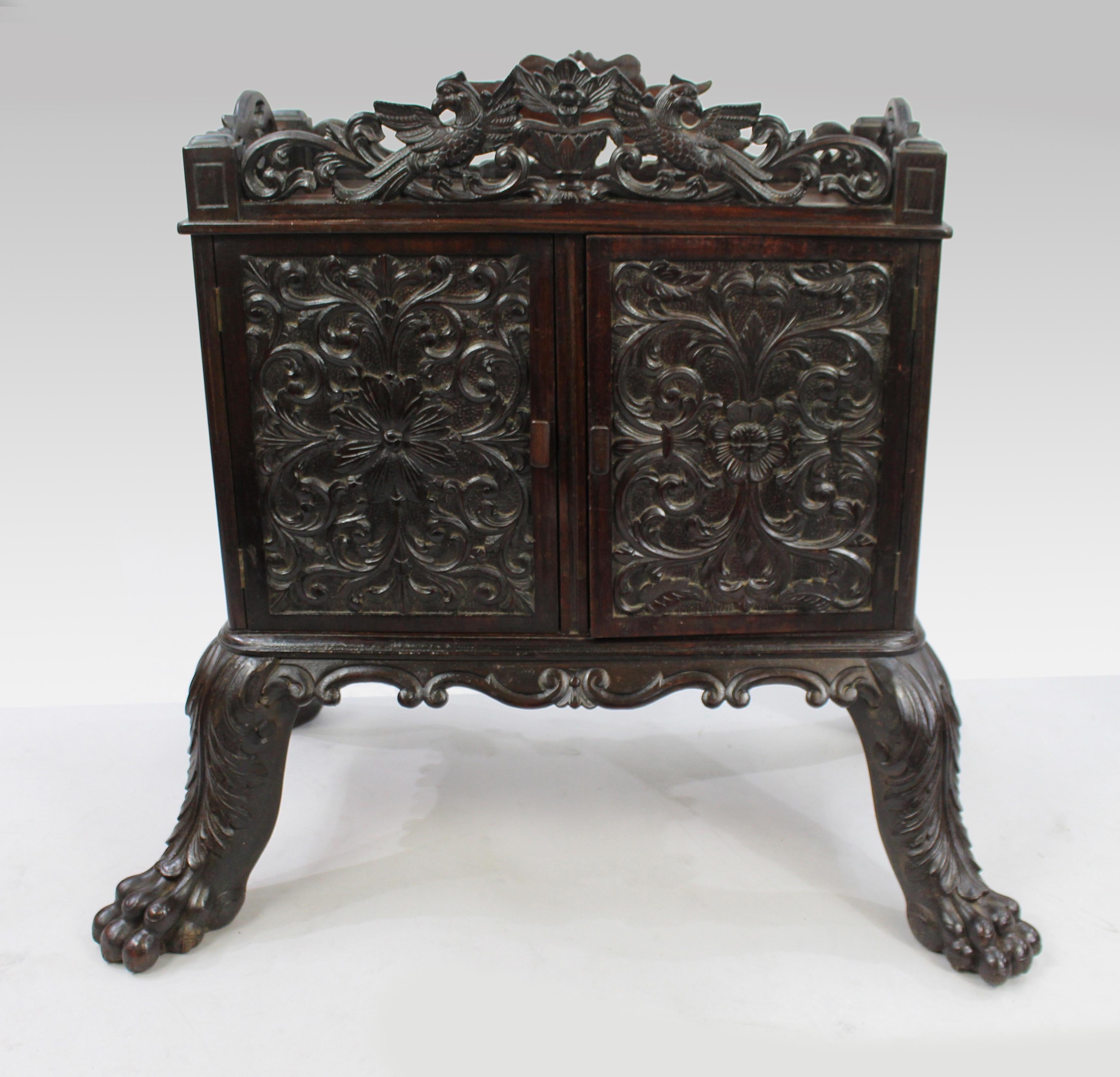 Fine Carved Early 19th C. Chinese Cabinet In Good Condition For Sale In Worcester, GB