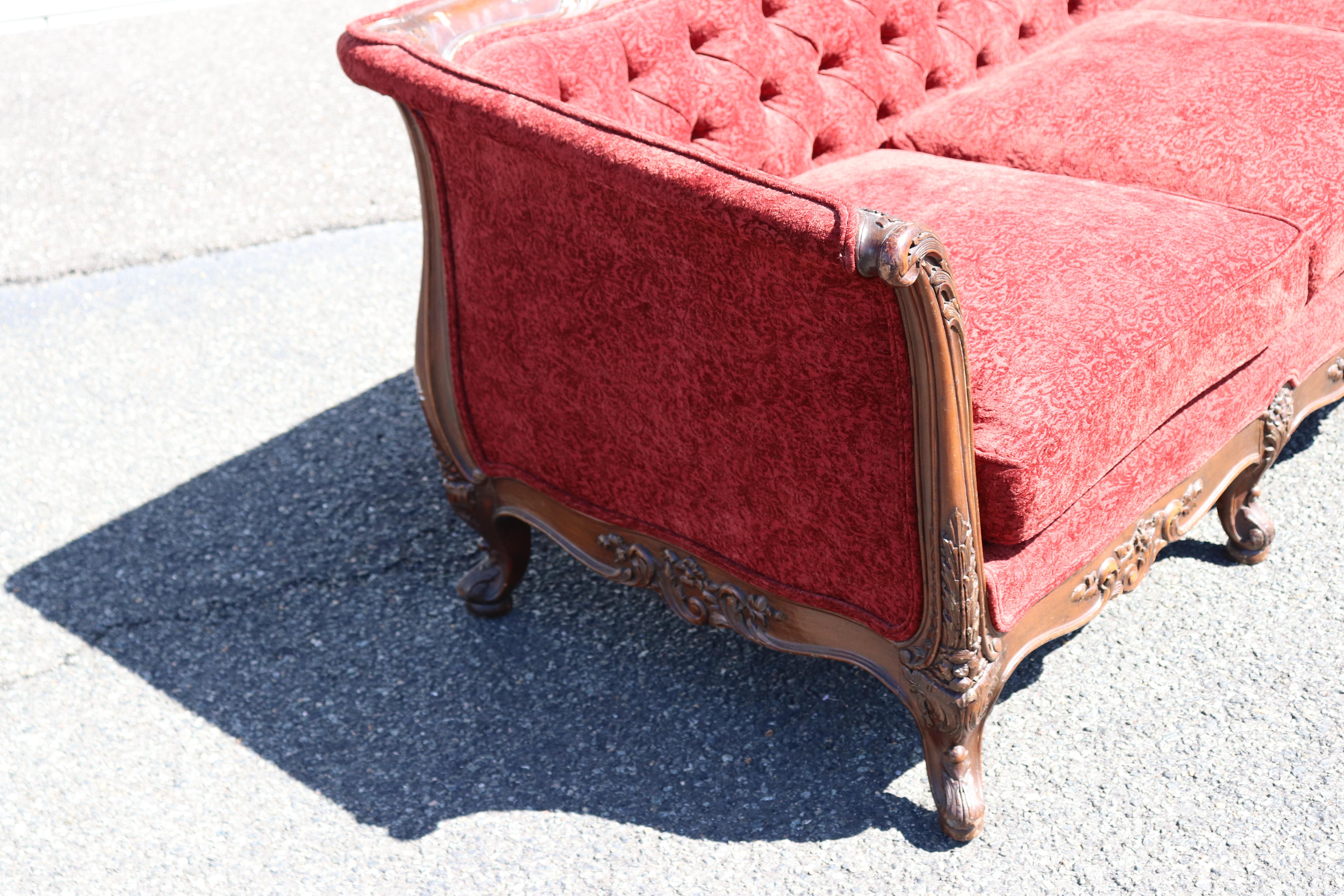 Fino Sofá Settee Francés Tallado Estilo Club Luis XV Circa 1920s en Bueno estado para la venta en Swedesboro, NJ